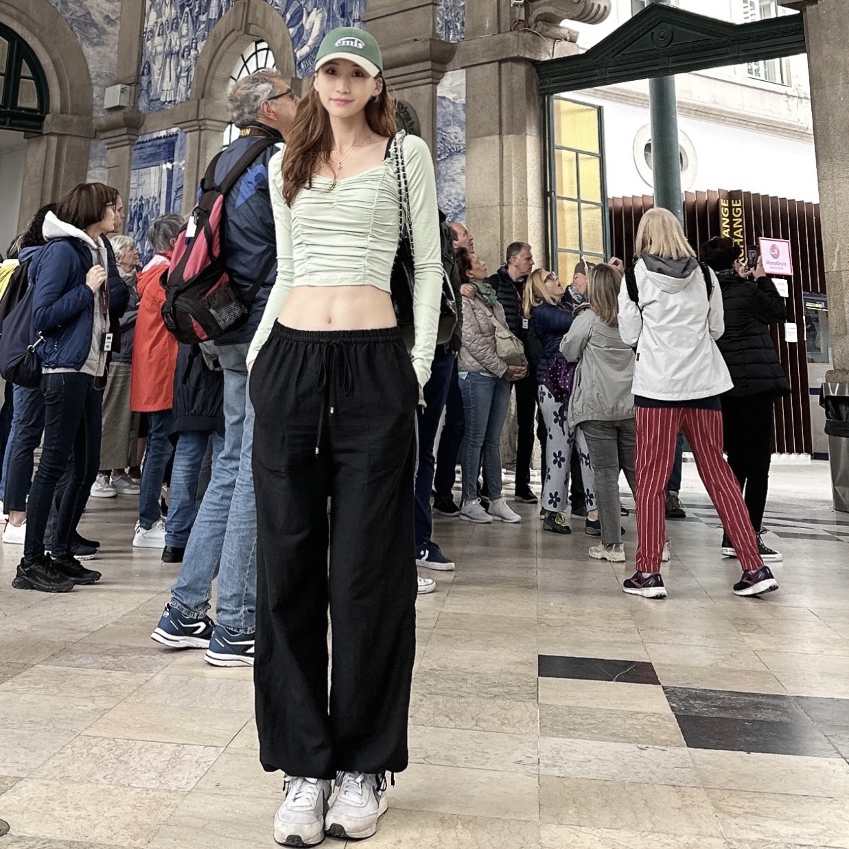 Emis New Logo Mix Ball Cap Beige Green 착용 스타일 - 2