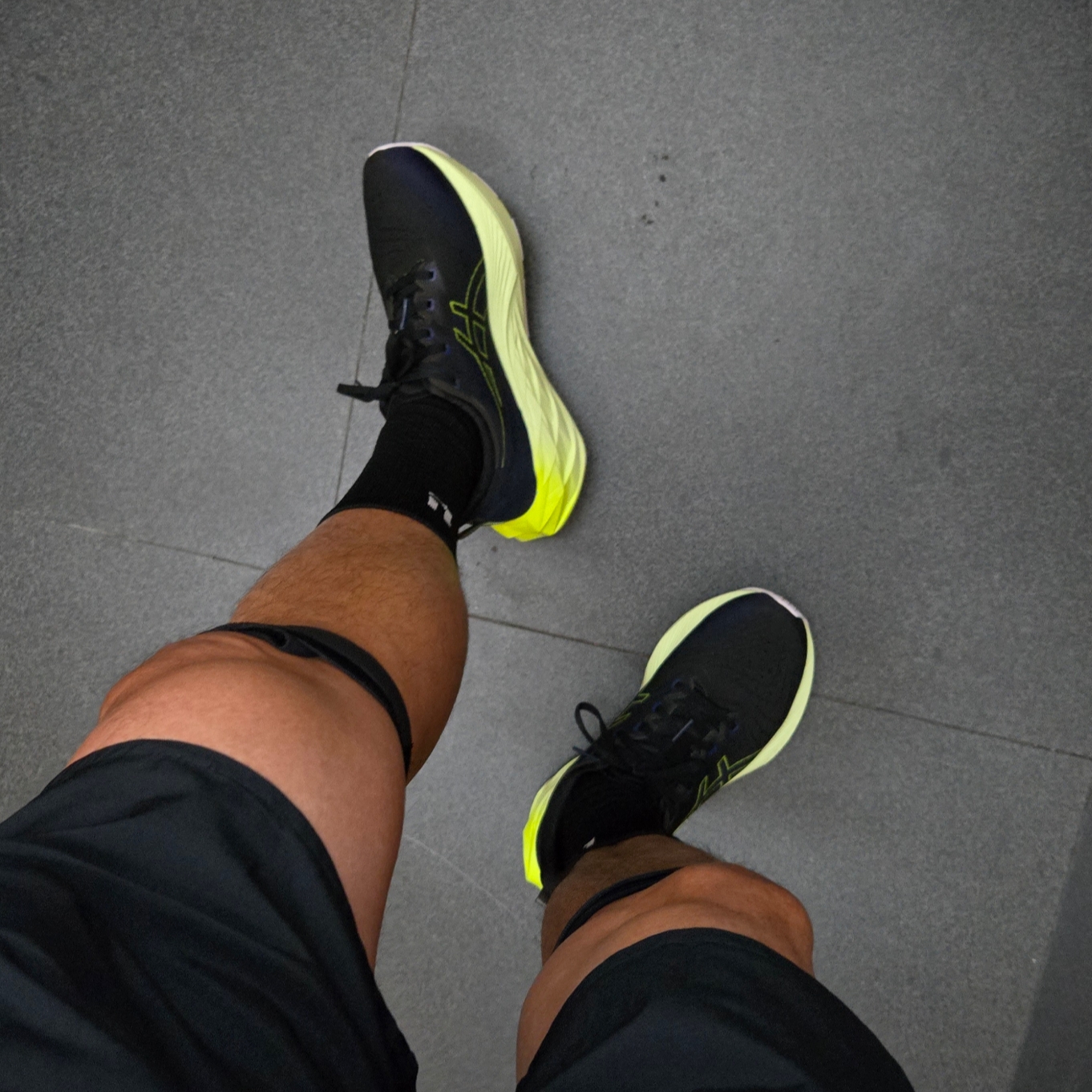 Asics Novablast 4 Black Blue Expanse - 2E Wide 착용 스타일