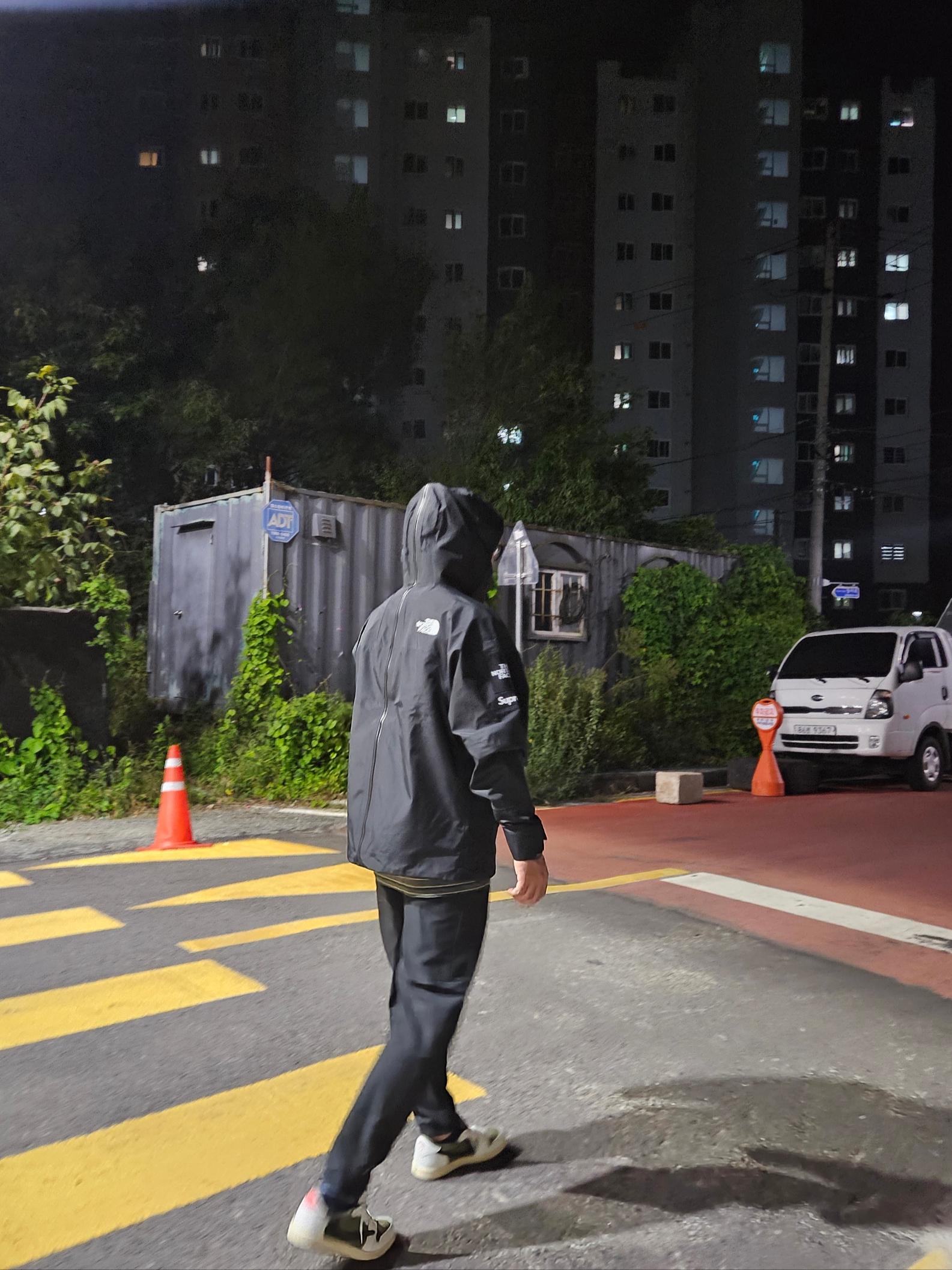 Supreme x The North Face Split Taped Seam Shell Jacket Black - 24SS, Jordan 1 x Travis Scott Retro Low OG SP Reverse Olive 착용 스타일