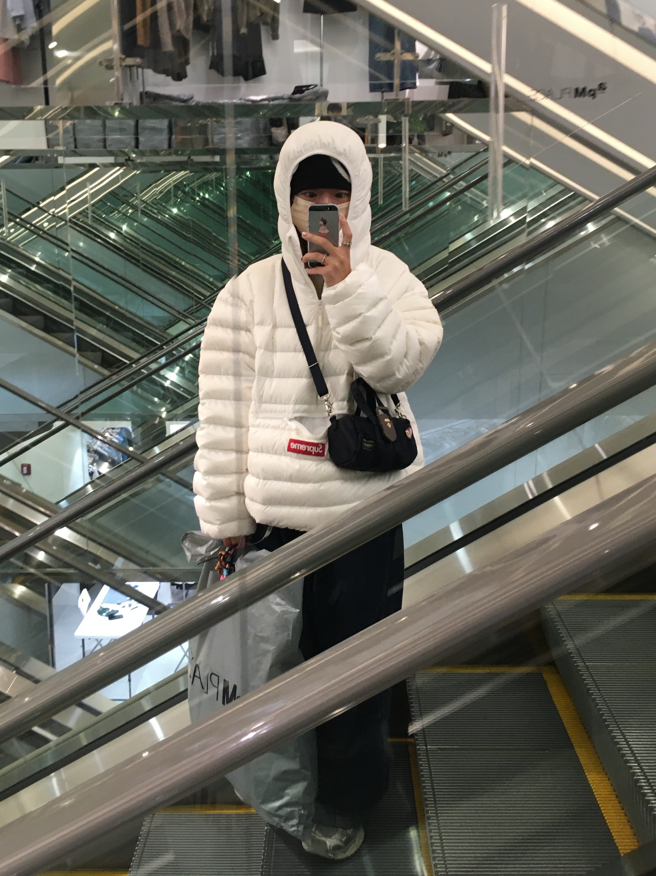 Porter Howl 2Way Boston Bag Mini Navy Blue, Supreme Micro Down Half Zip Hooded Pullover White - 23FW 착용 스타일