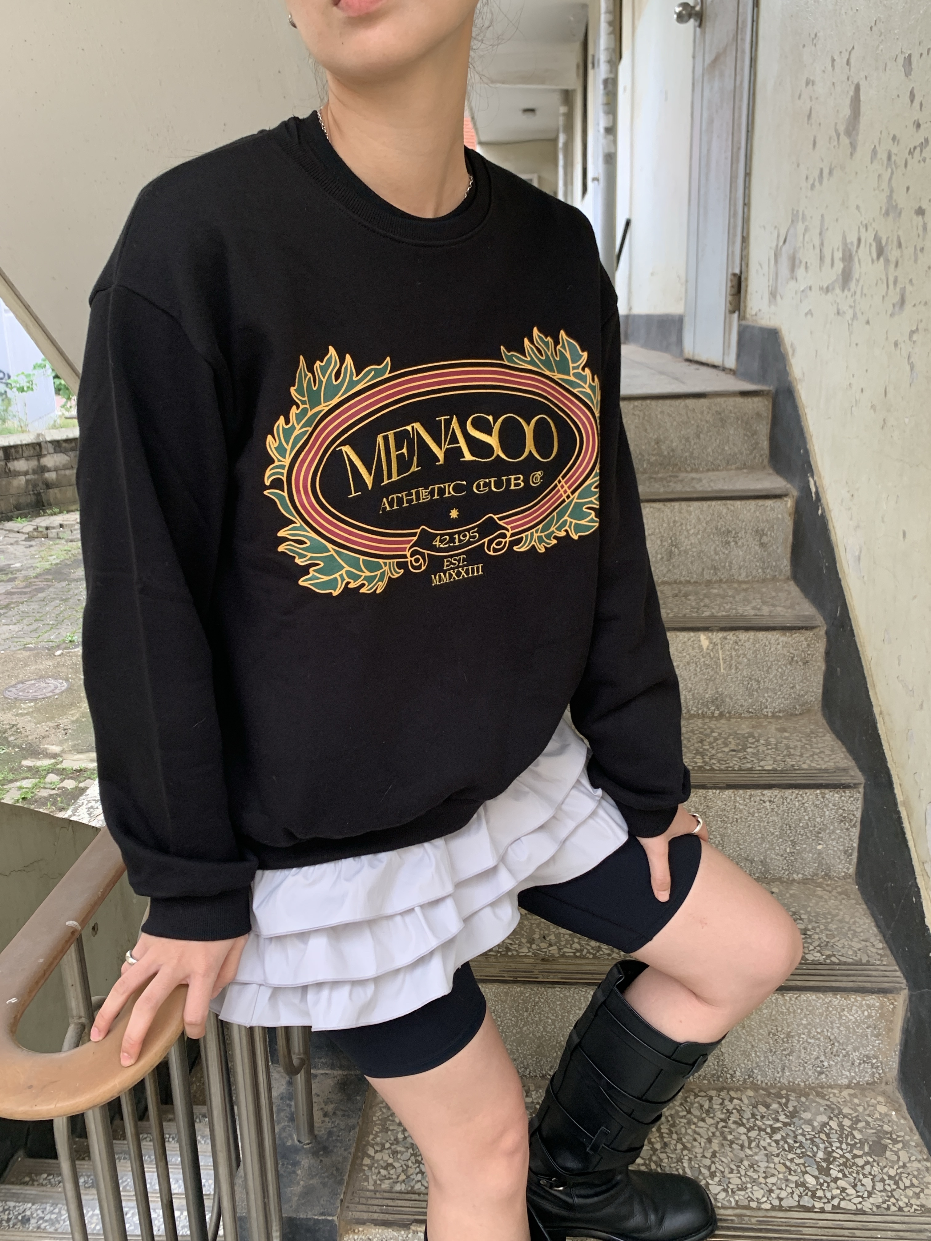 Menasoo Heritage Cotton Sweatshirt Black 착용 스타일 - 3