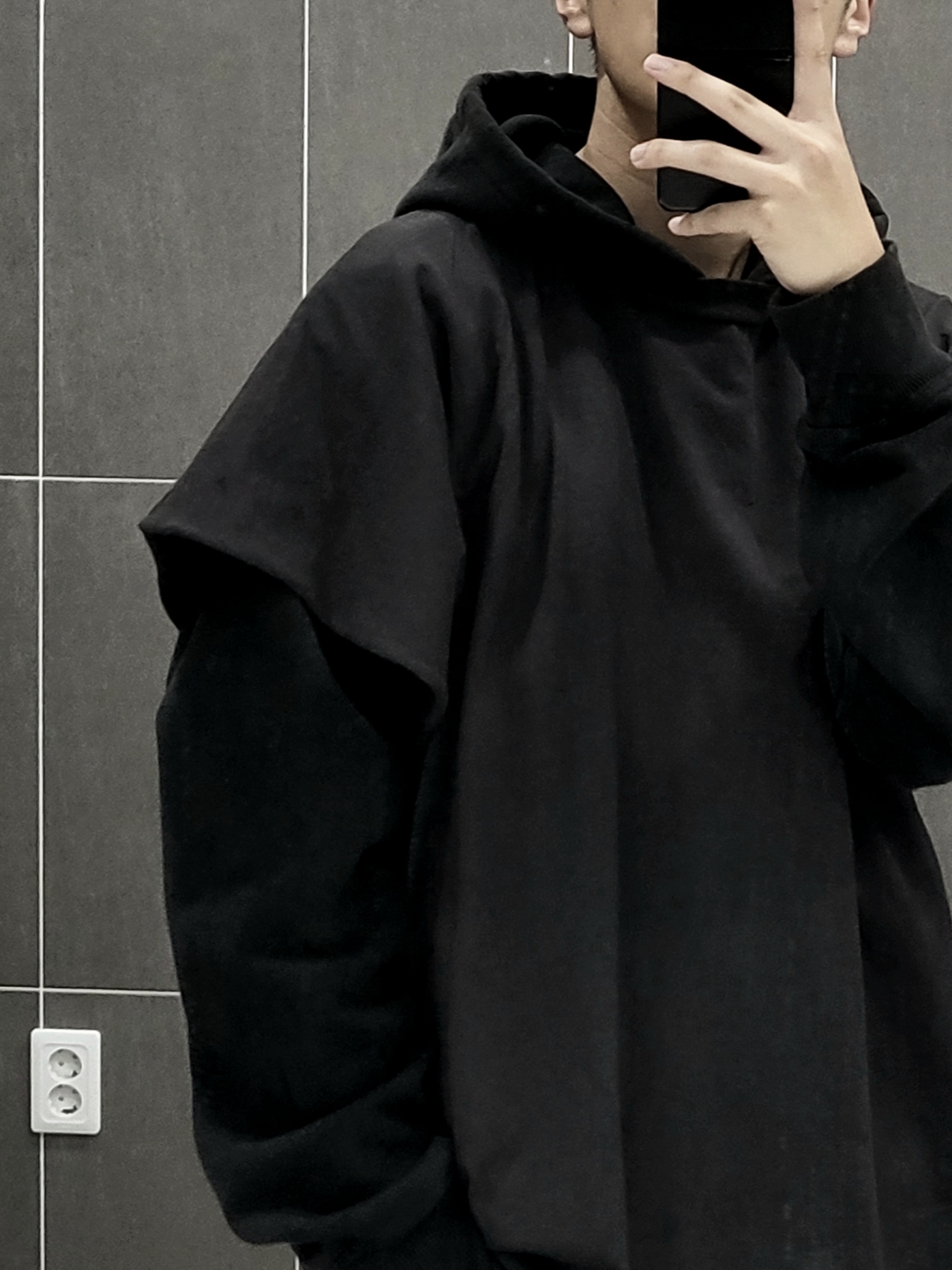 Yeezy One Box T-Shirt Black 착용 스타일 - 3