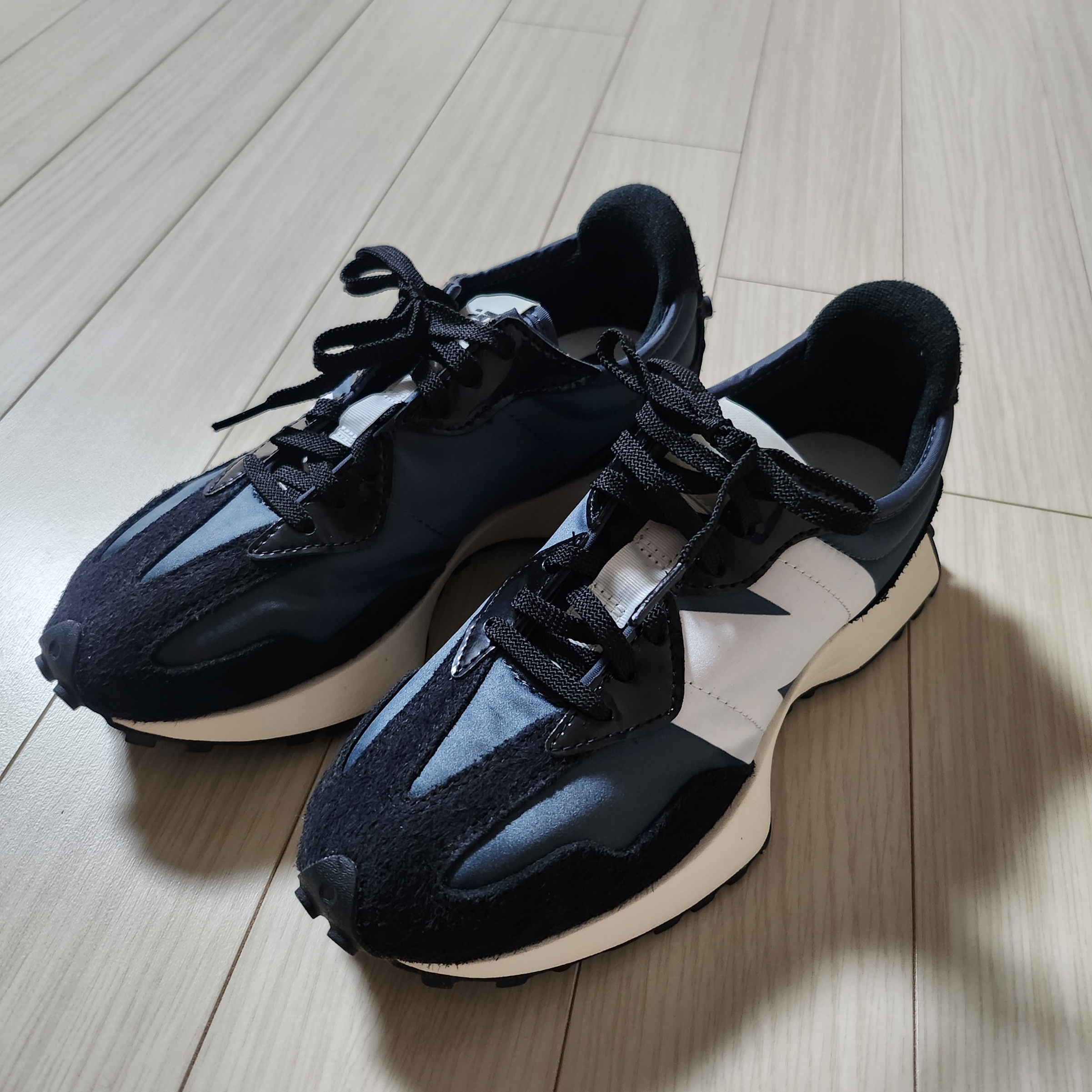 (W) New Balance 327 Black Grey 착용 스타일