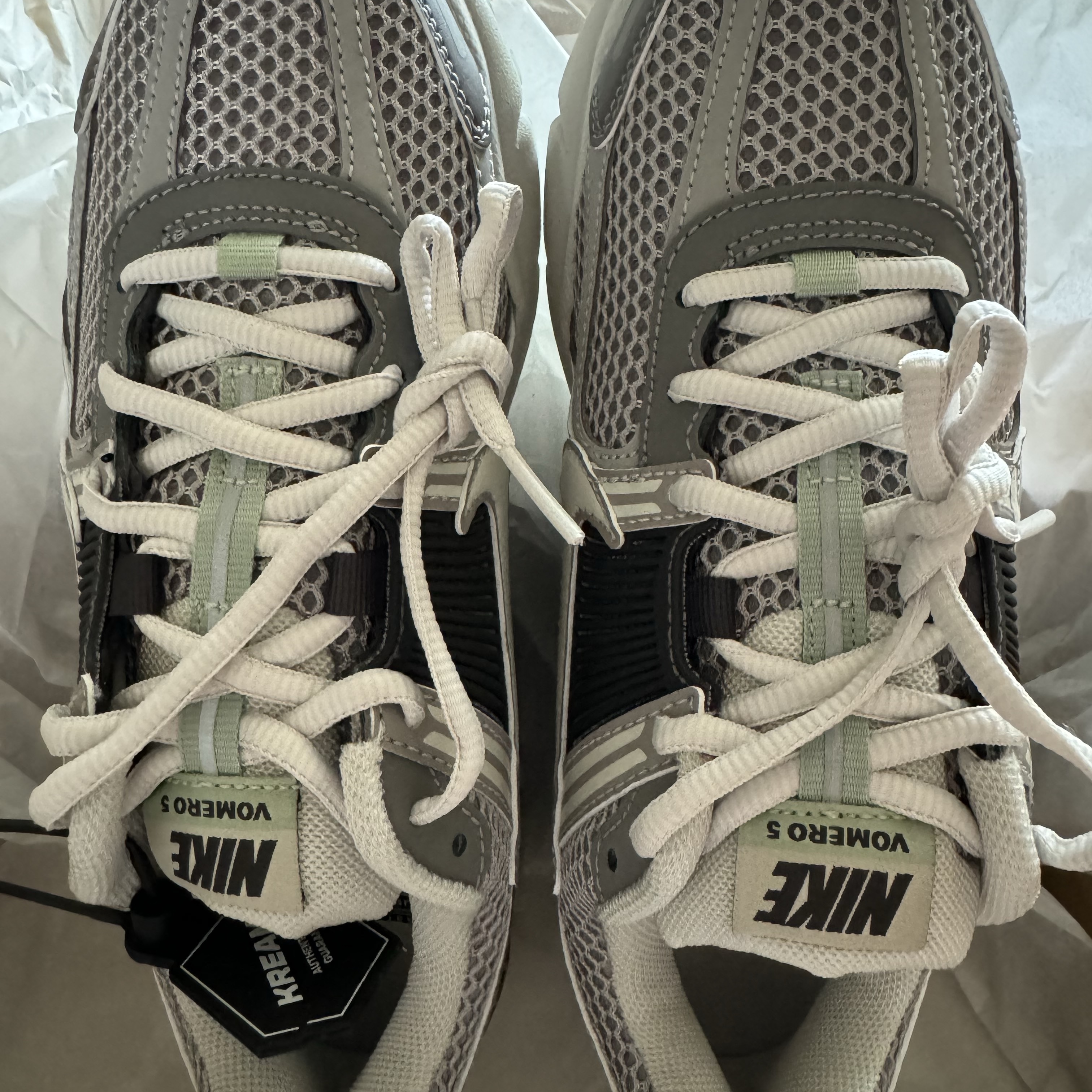 (W) Nike Zoom Vomero 5 Cobblestone and Flat Pewter 착용 스타일 - 3