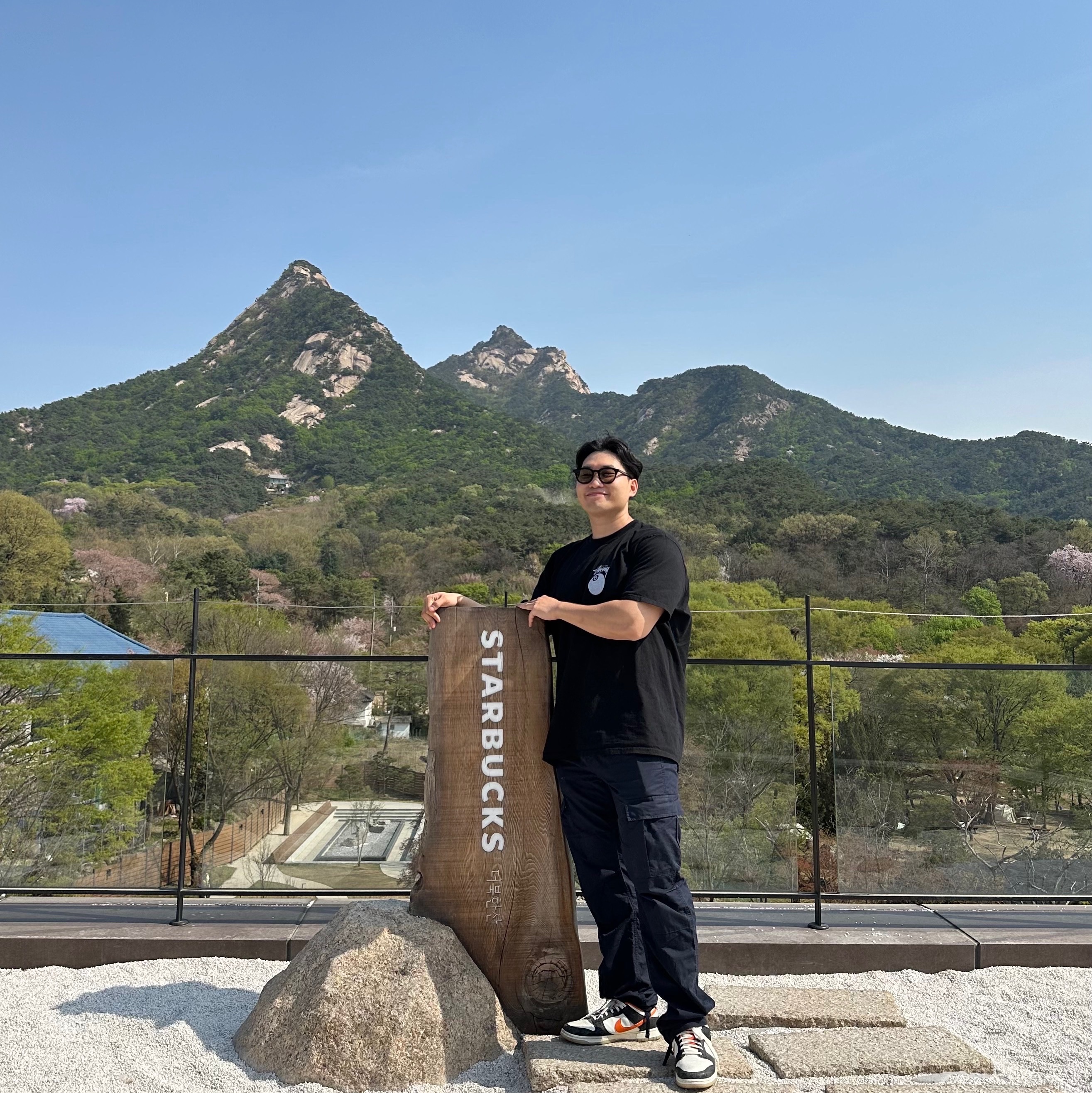 Gentle Monster Lang 01 Black, Stussy 8 Ball Pigment Dyed T-Shirt Black 착용 스타일