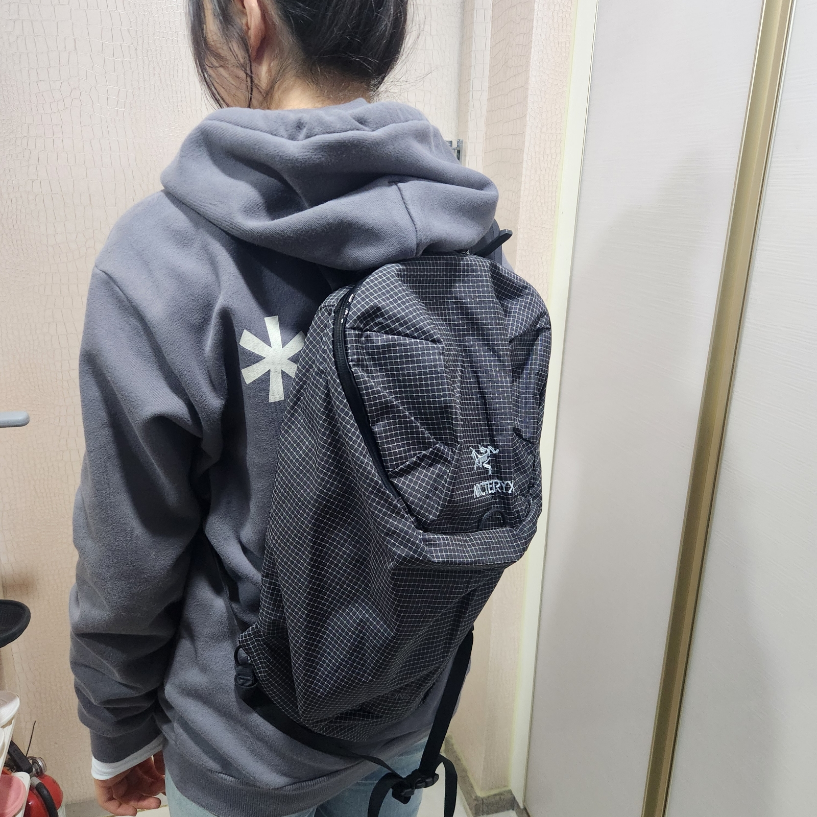 Arc'teryx Konseal 15 Backpack Black 착용 스타일 - 1