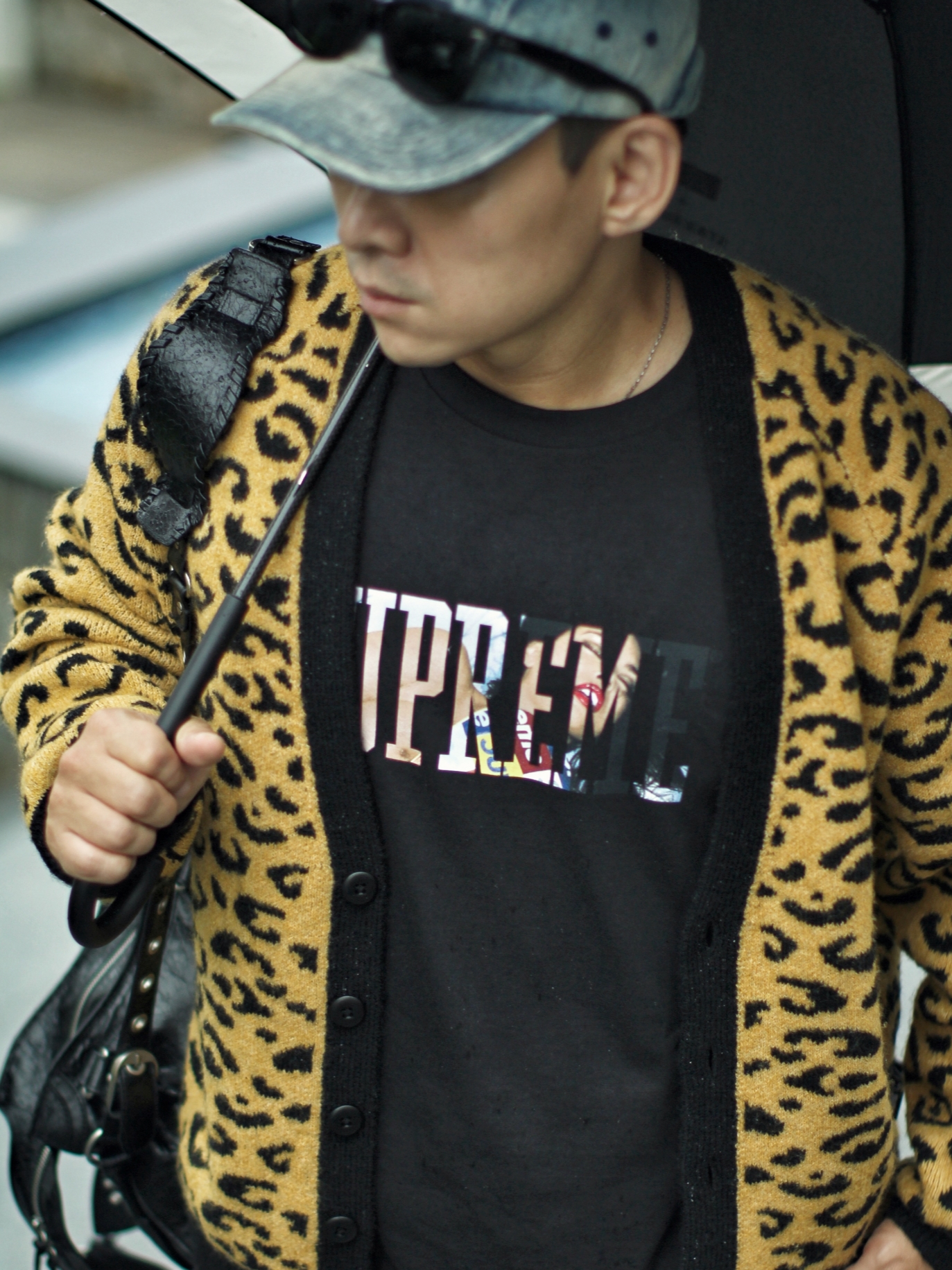 Supreme Tera Patrick T-Shirt Black - 24FW, Supreme Washed Chino Twill Camp Cap Dirty Indigo - 24SS 착용 스타일 - 3