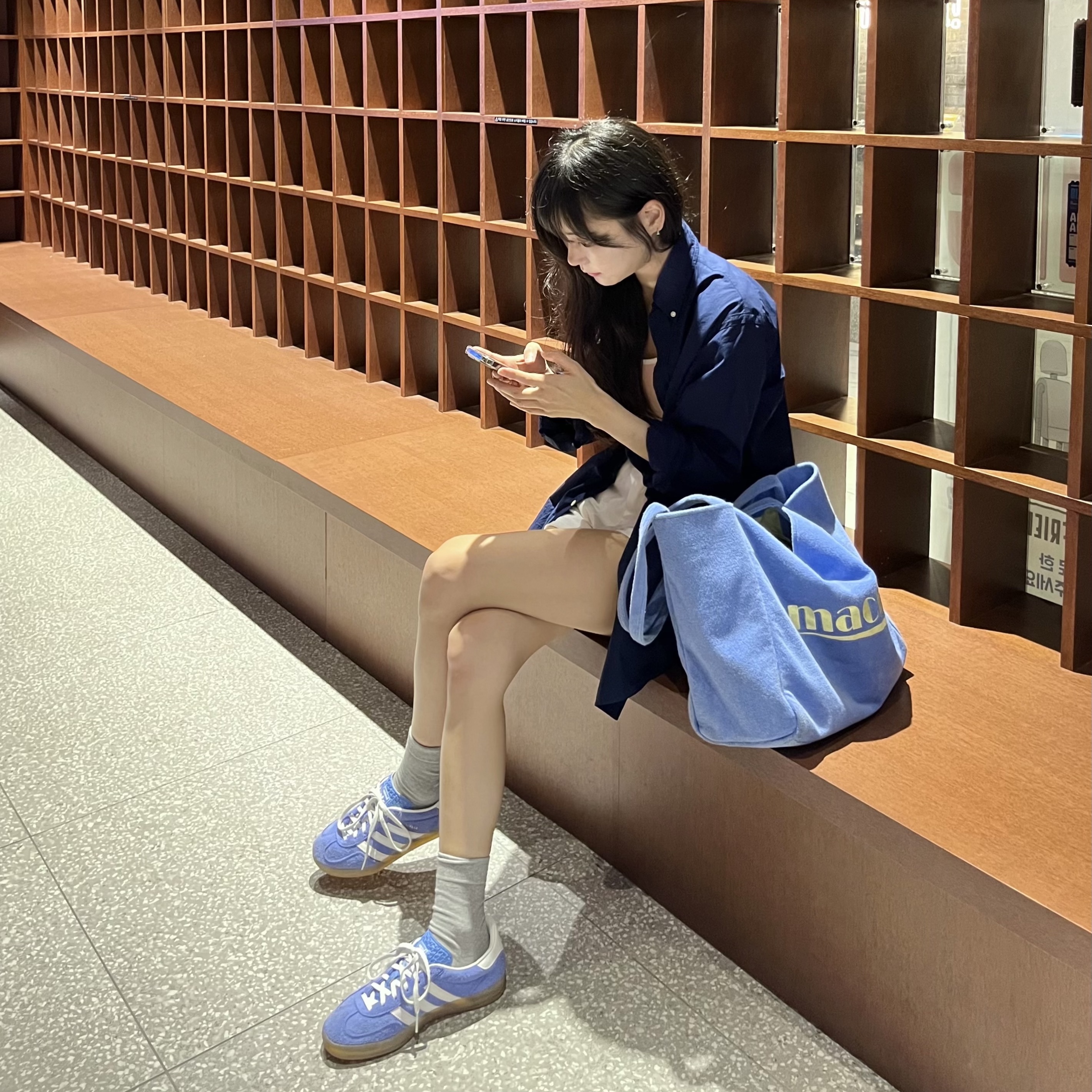 (W) Adidas Gazelle Indoor Blue Fusion Cloud White 착용 스타일