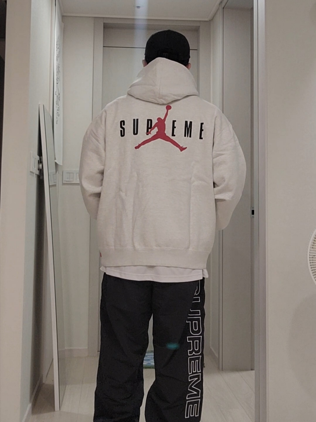Supreme x Jordan Hooded Sweatshirt Ash Grey - 24FW, Supreme Spellout Embroidered Track Pant Black - 24FW 착용 스타일 - 4