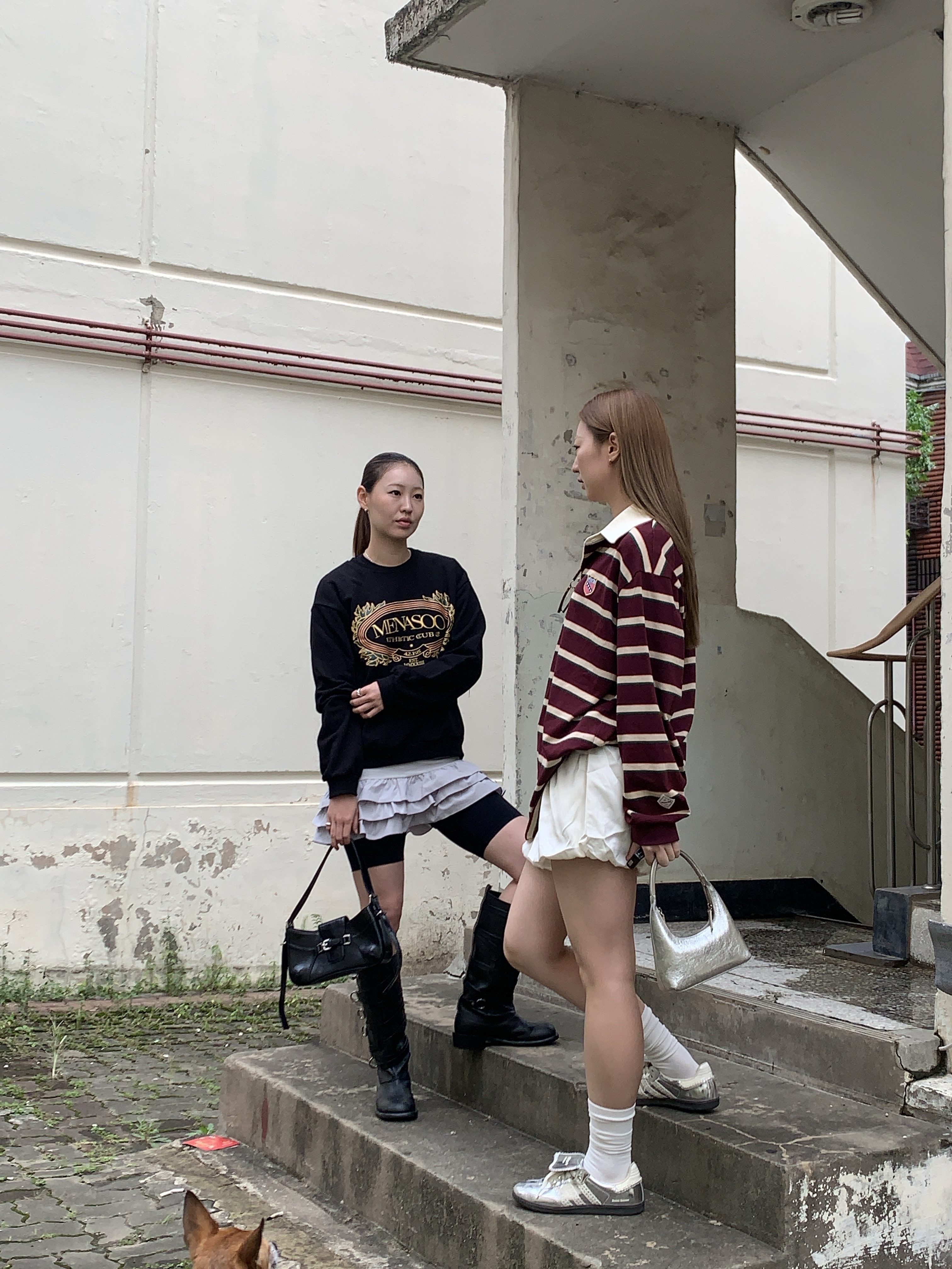 Menasoo Heritage Cotton Sweatshirt Black 착용 스타일 - 4