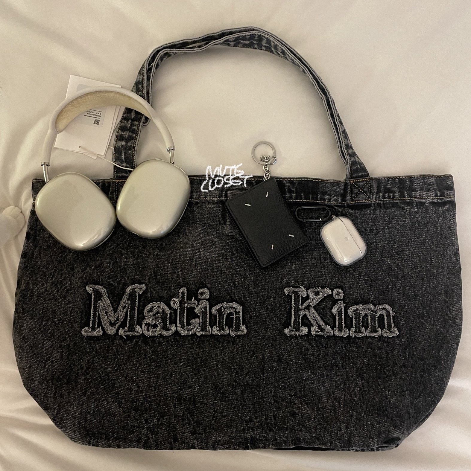 Matin Kim Logo Washed Denim Tote Bag Black, Apple AirPods Max Lightning Silver (Korean Ver.) 착용 스타일