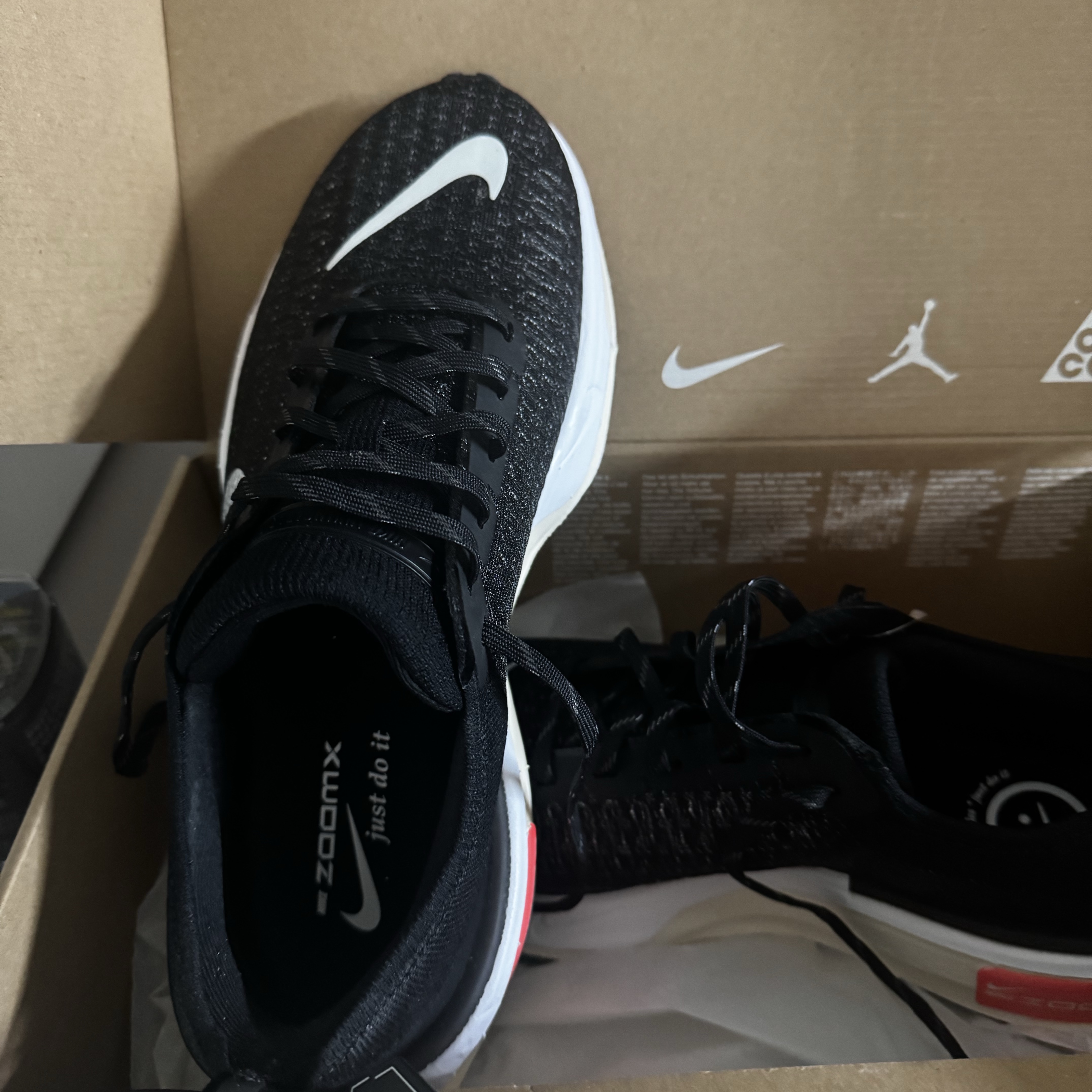 Nike ZoomX Invincible Run Flyknit 3 Black White 착용 스타일 - 6