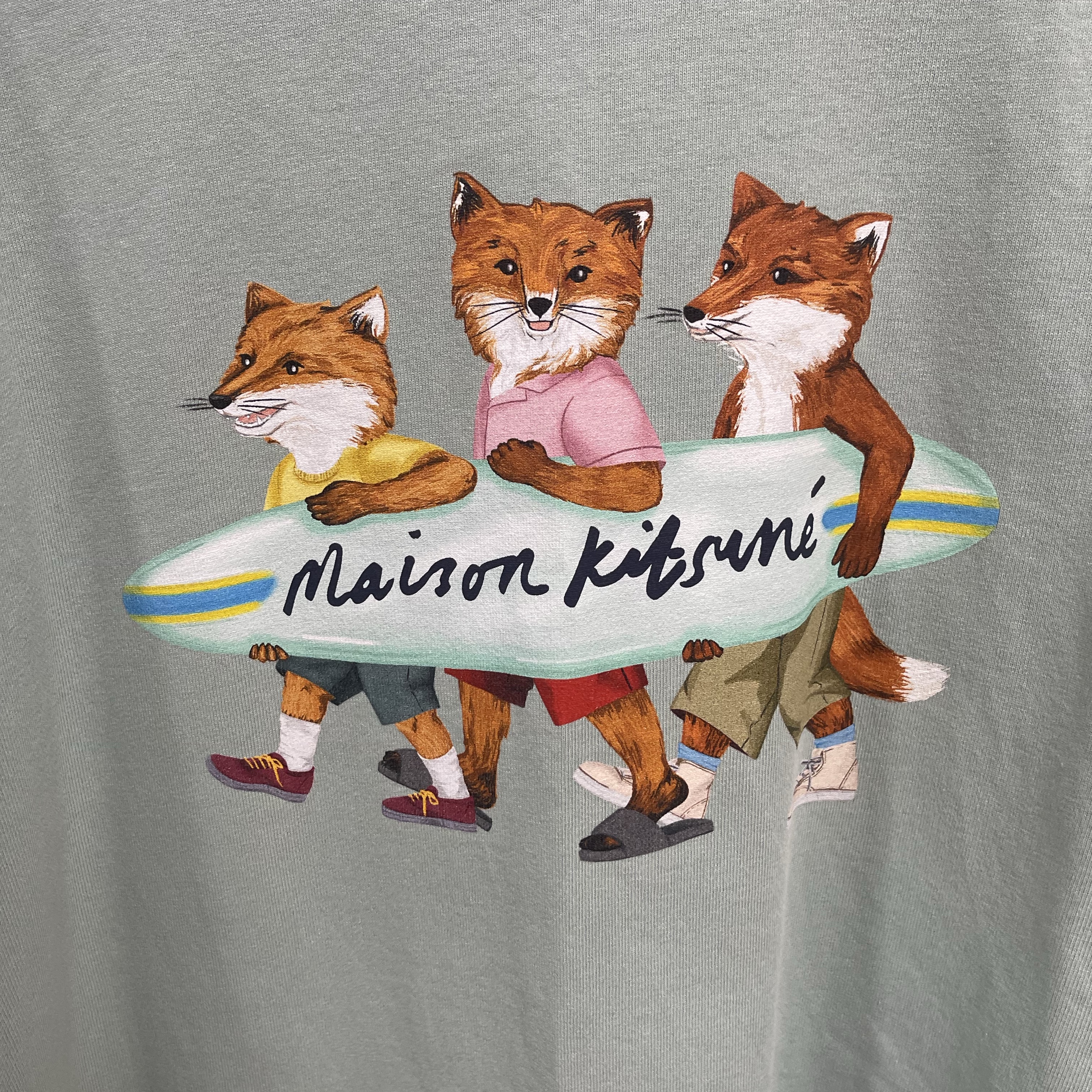Maison Kitsune Surfing Foxes Comfort T-Shirt Seafoam Blue 착용 스타일