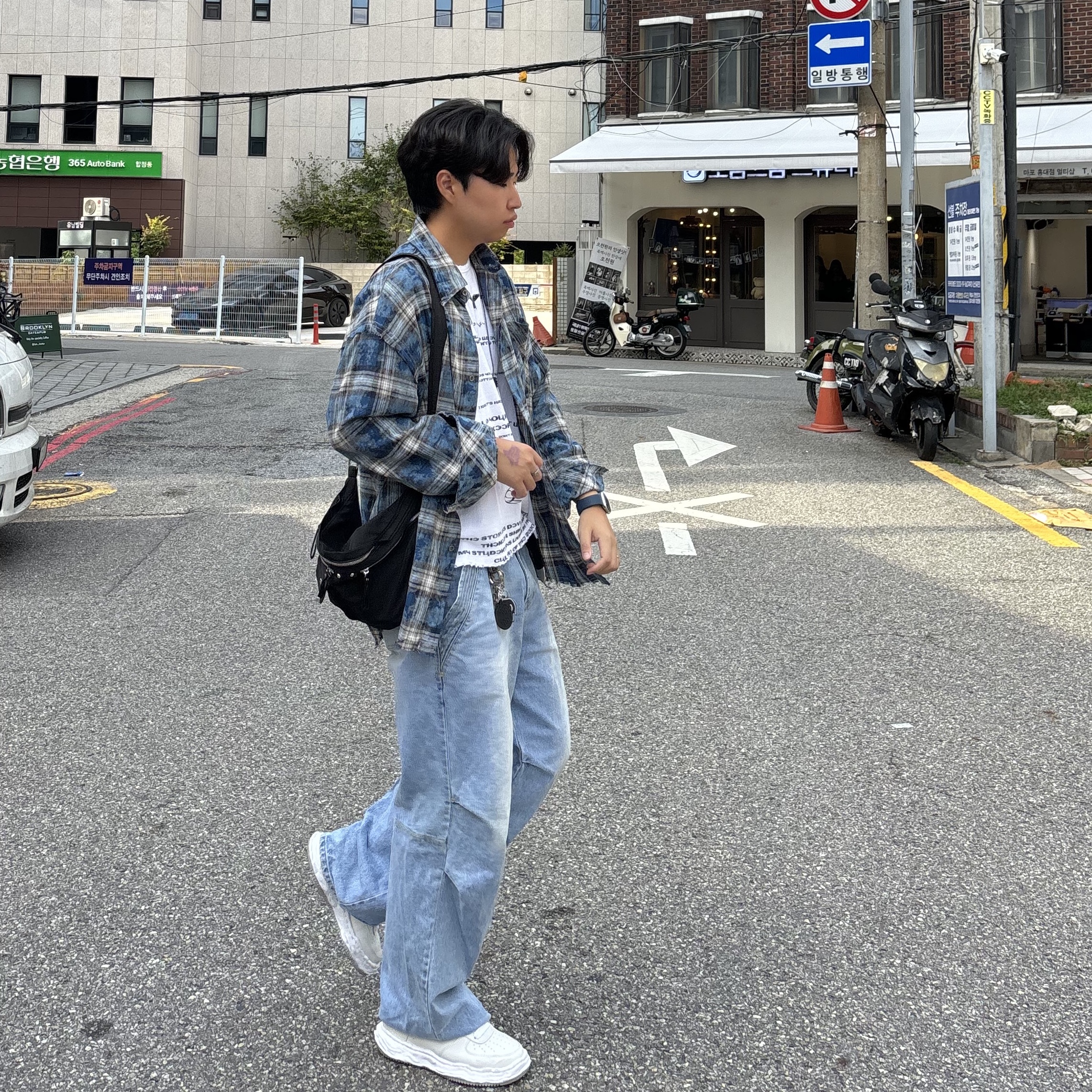 Maison Mihara Yasuhiro Wayne OG Sole Leather Low-top Sneakers White, Chrome Hearts Silichrome CH Cross Pendant Black 2022/2023/2025 착용 스타일