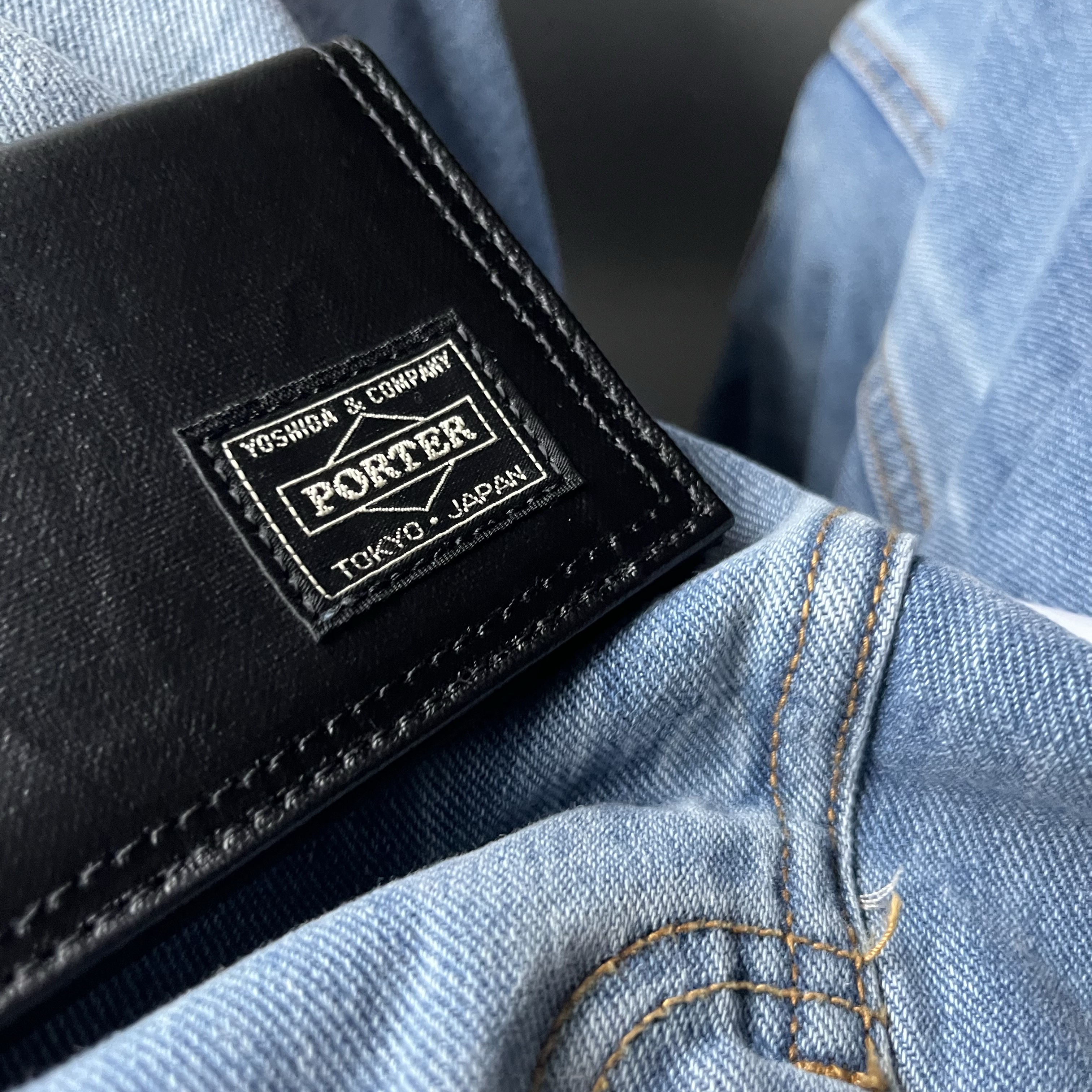 Porter Freestyle Pass Case Black 착용 스타일