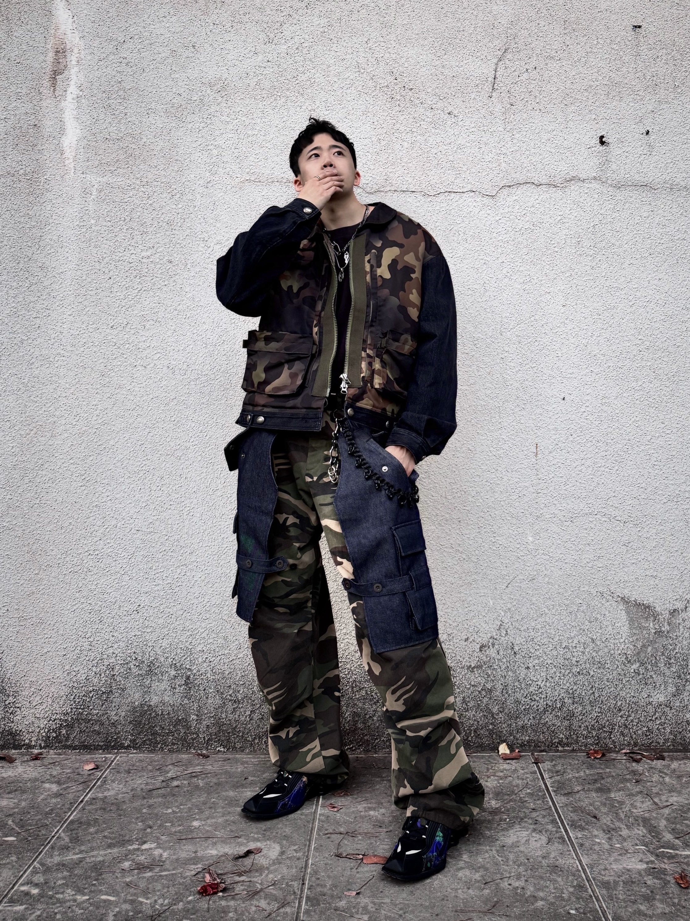 [KREAM 단독] ADSB Andersson Bell Camouflage Zip-Up Denim Jacket Black, [KREAM 단독] ADSB Andersson Bell Raptor Layered Cargo Pants Indigo Green 착용 스타일 - 2