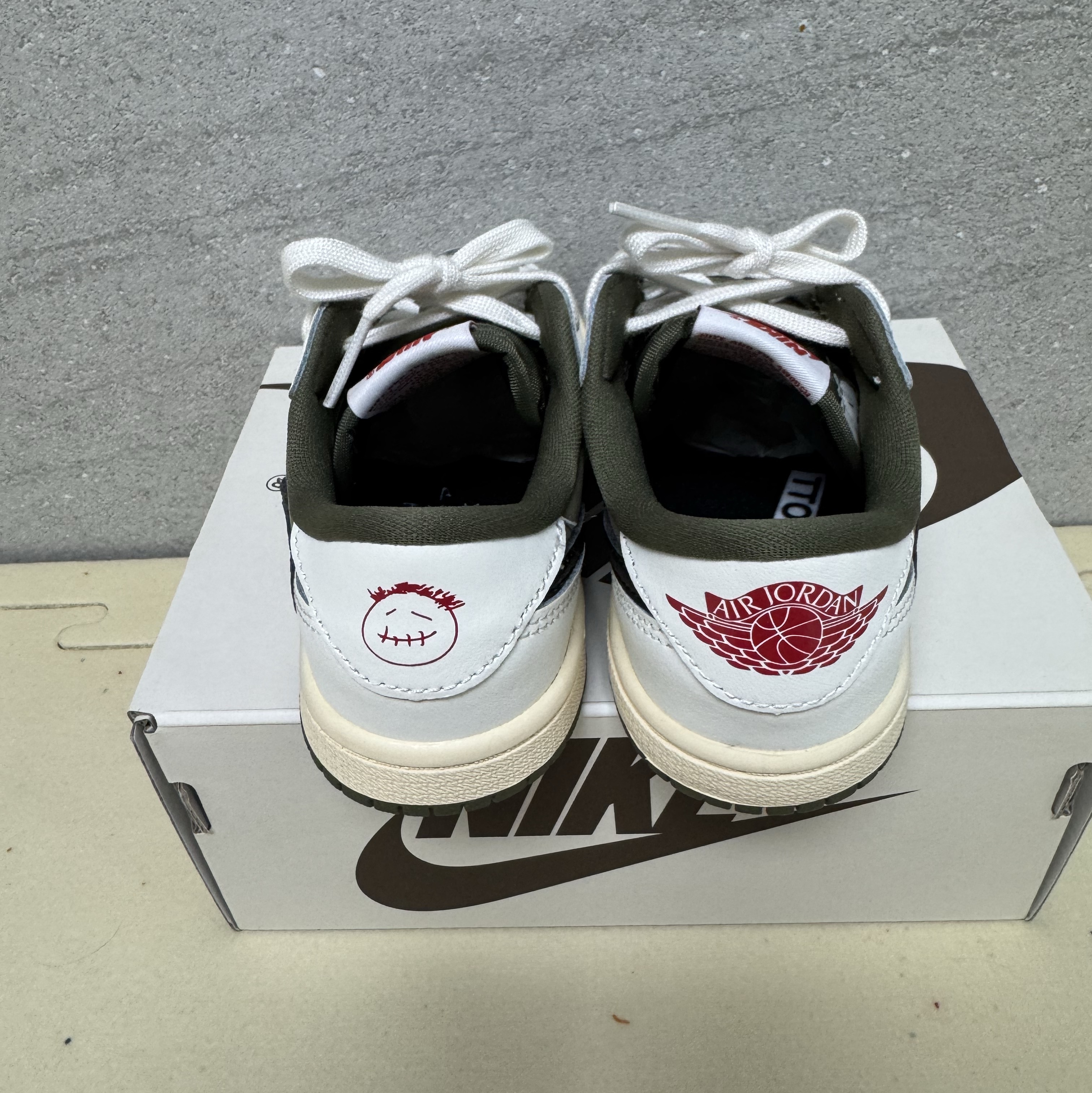 (TD) Jordan 1 x Travis Scott Retro Low OG SP Reverse Olive 착용 스타일 - 4