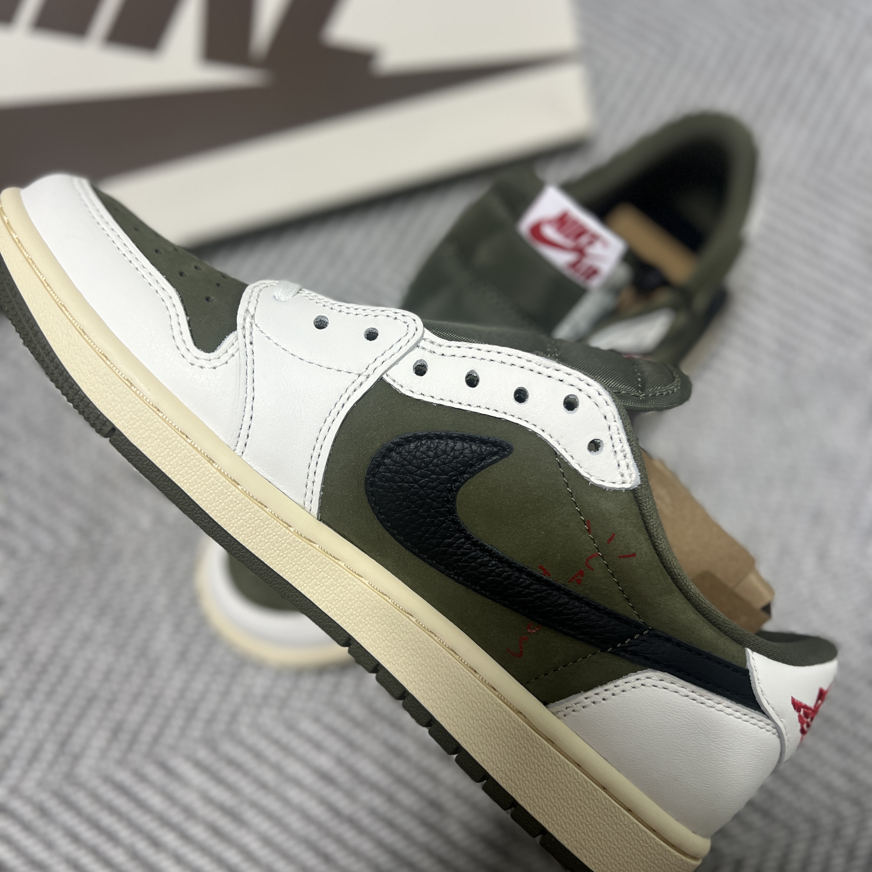 Jordan 1 x Travis Scott Retro Low OG SP Reverse Olive 착용 스타일 - 2