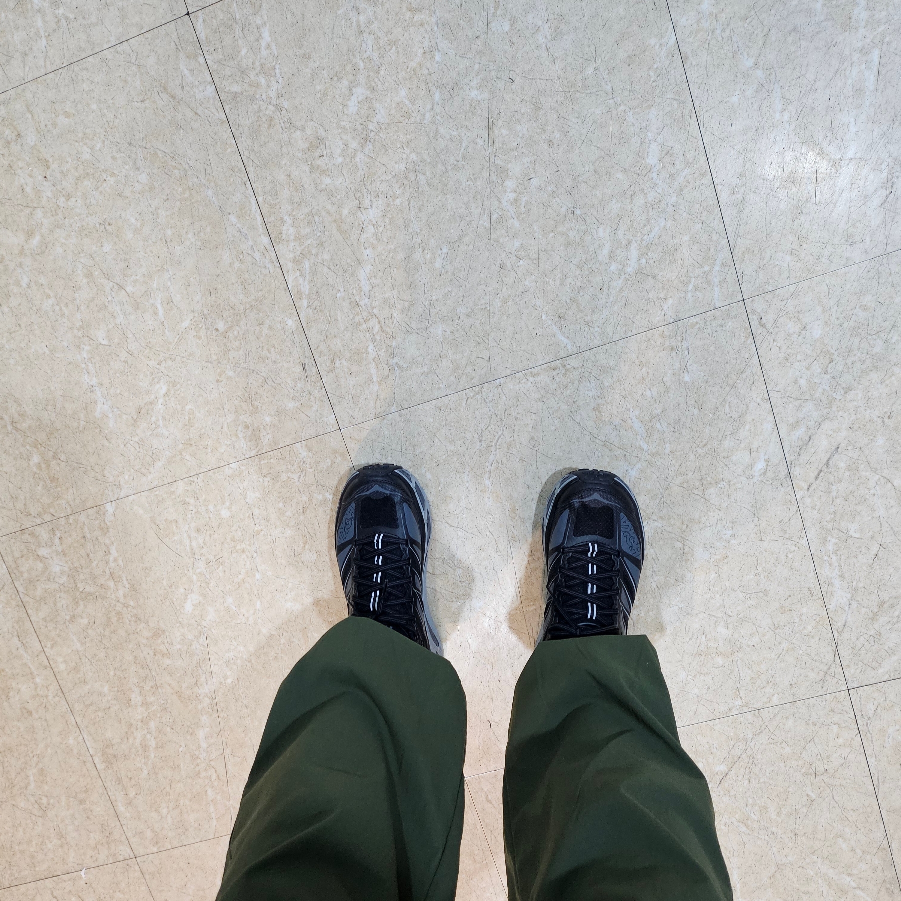 Hoka Mafate Speed 2 Black Castlerock 착용 스타일 - 2