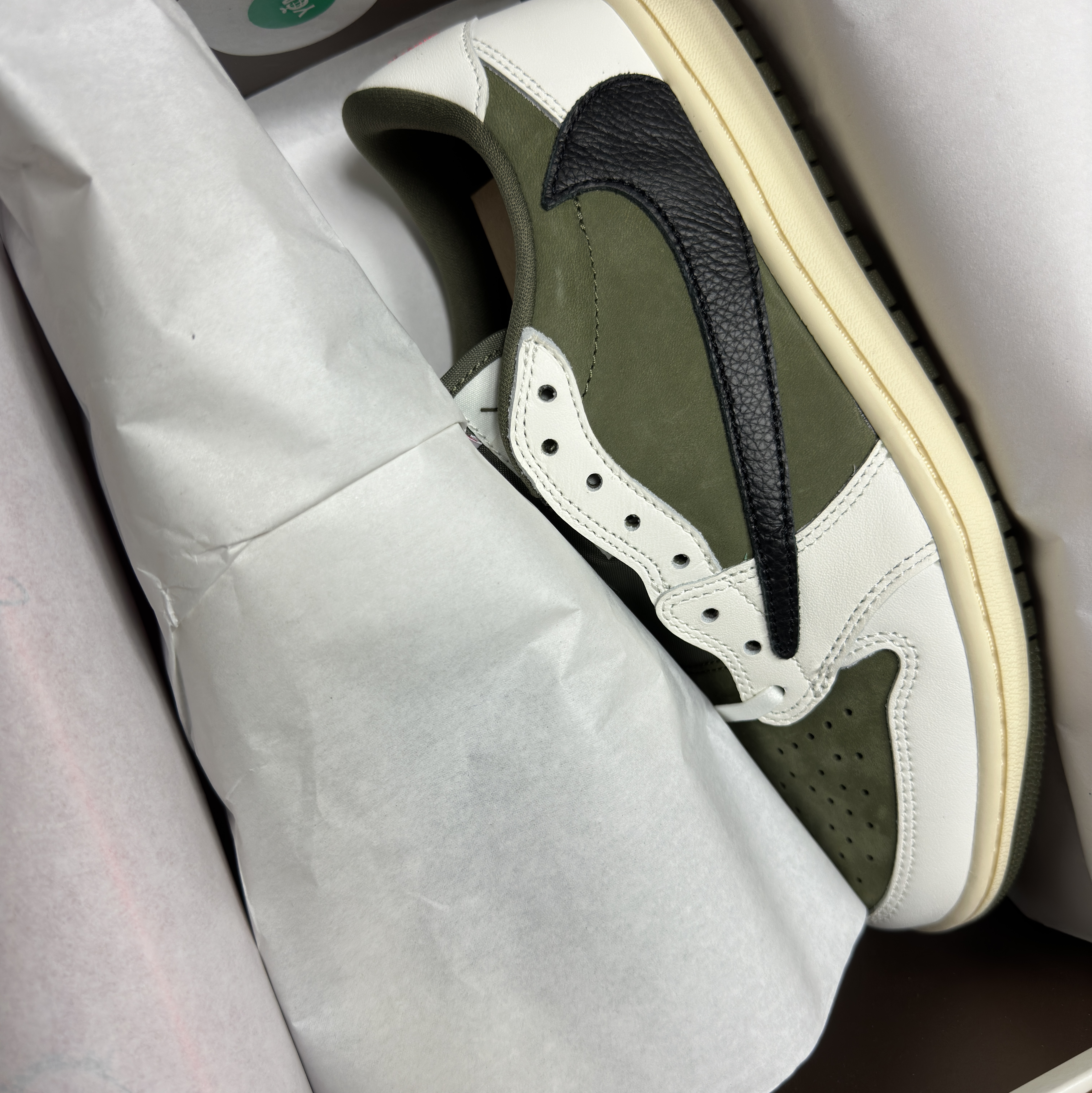 Jordan 1 x Travis Scott Retro Low OG SP Reverse Olive 착용 스타일 - 2