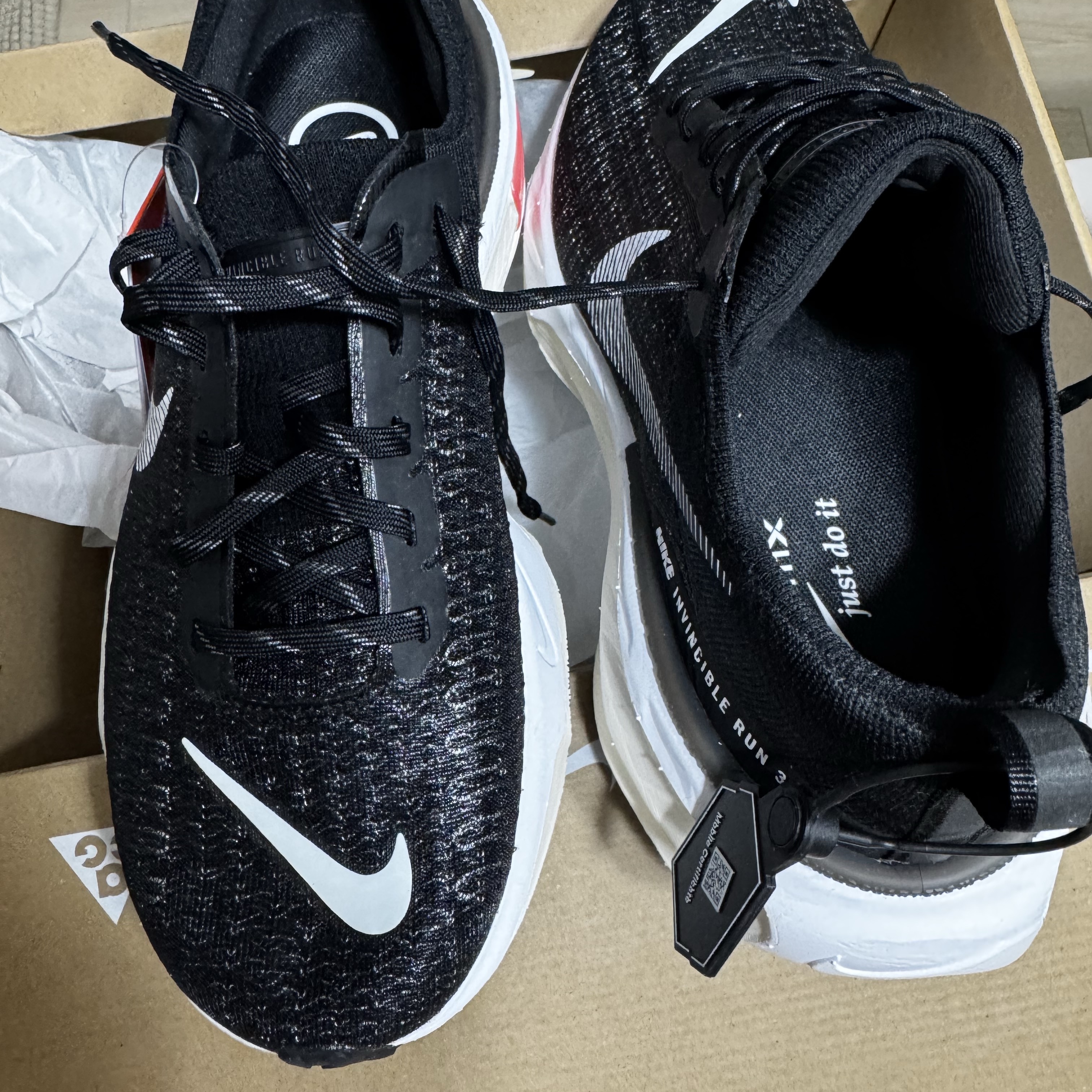 Nike ZoomX Invincible Run Flyknit 3 Black White 착용 스타일 - 4