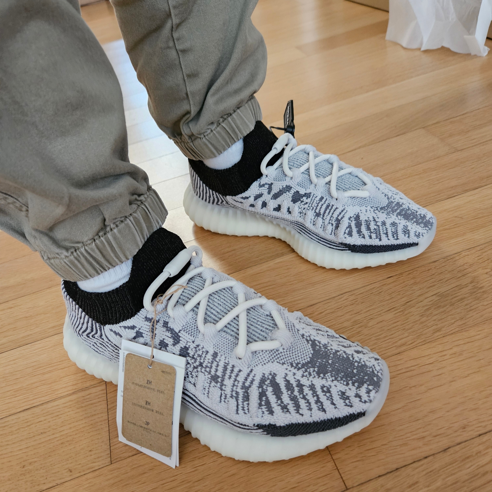 Adidas Yeezy 350 V2 CMPCT Slate White 착용 스타일 - 1