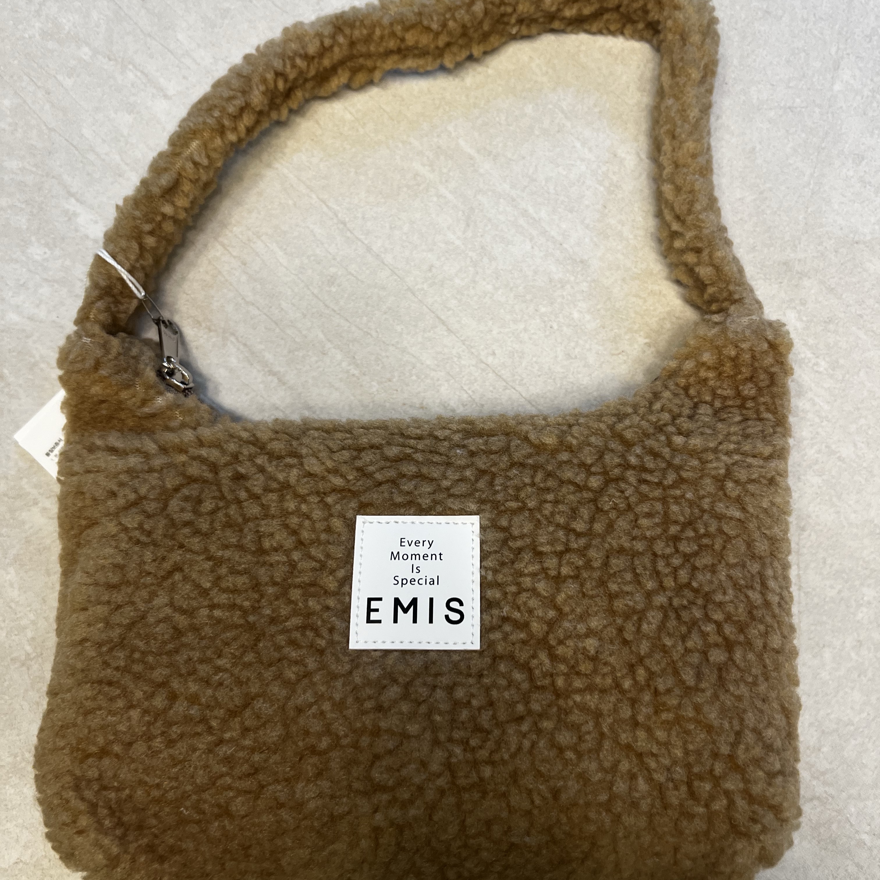 Emis Boucle Hobo Bag Beige 착용 스타일 - 1