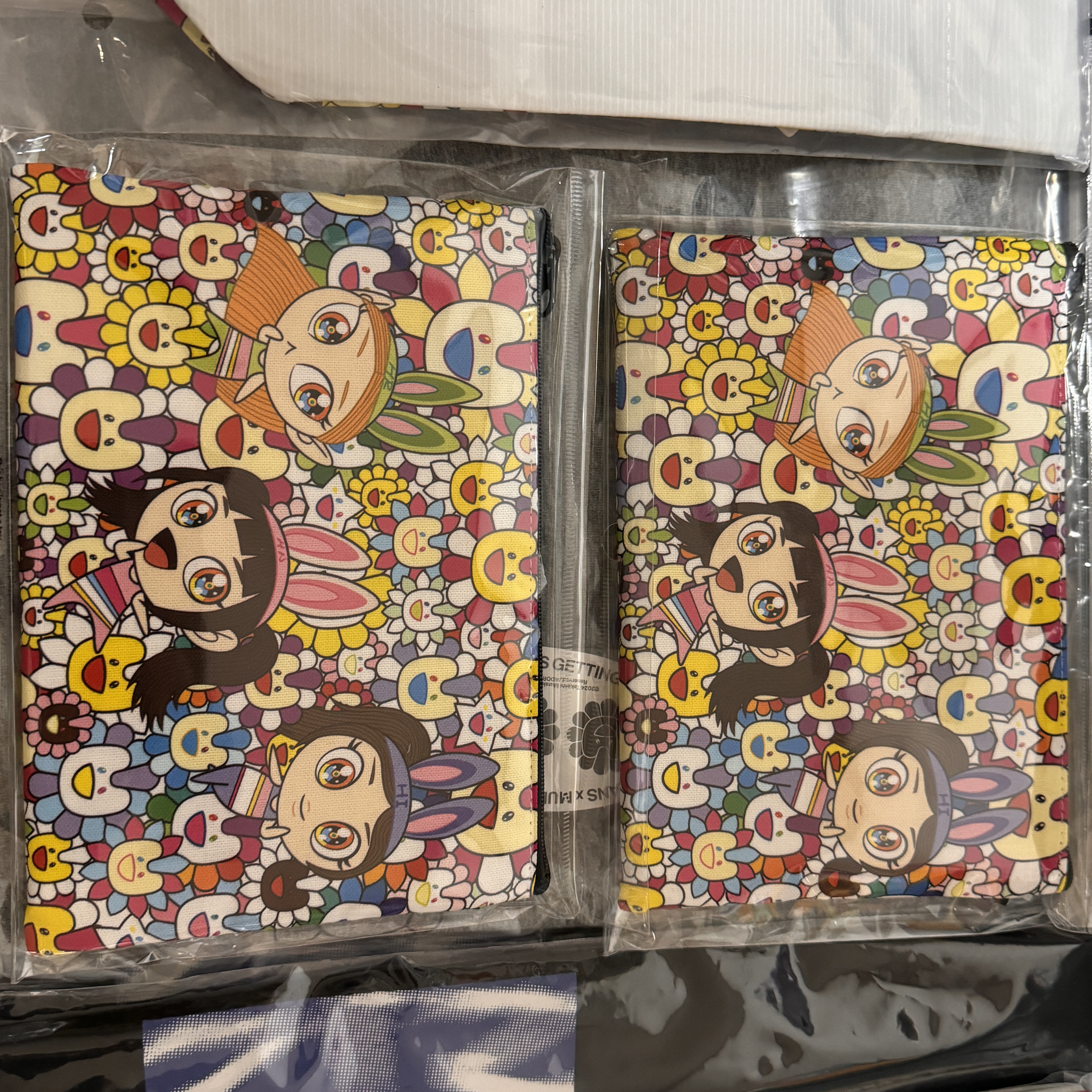 NewJeans x Murakami Pattern Pouch Flower 착용 스타일