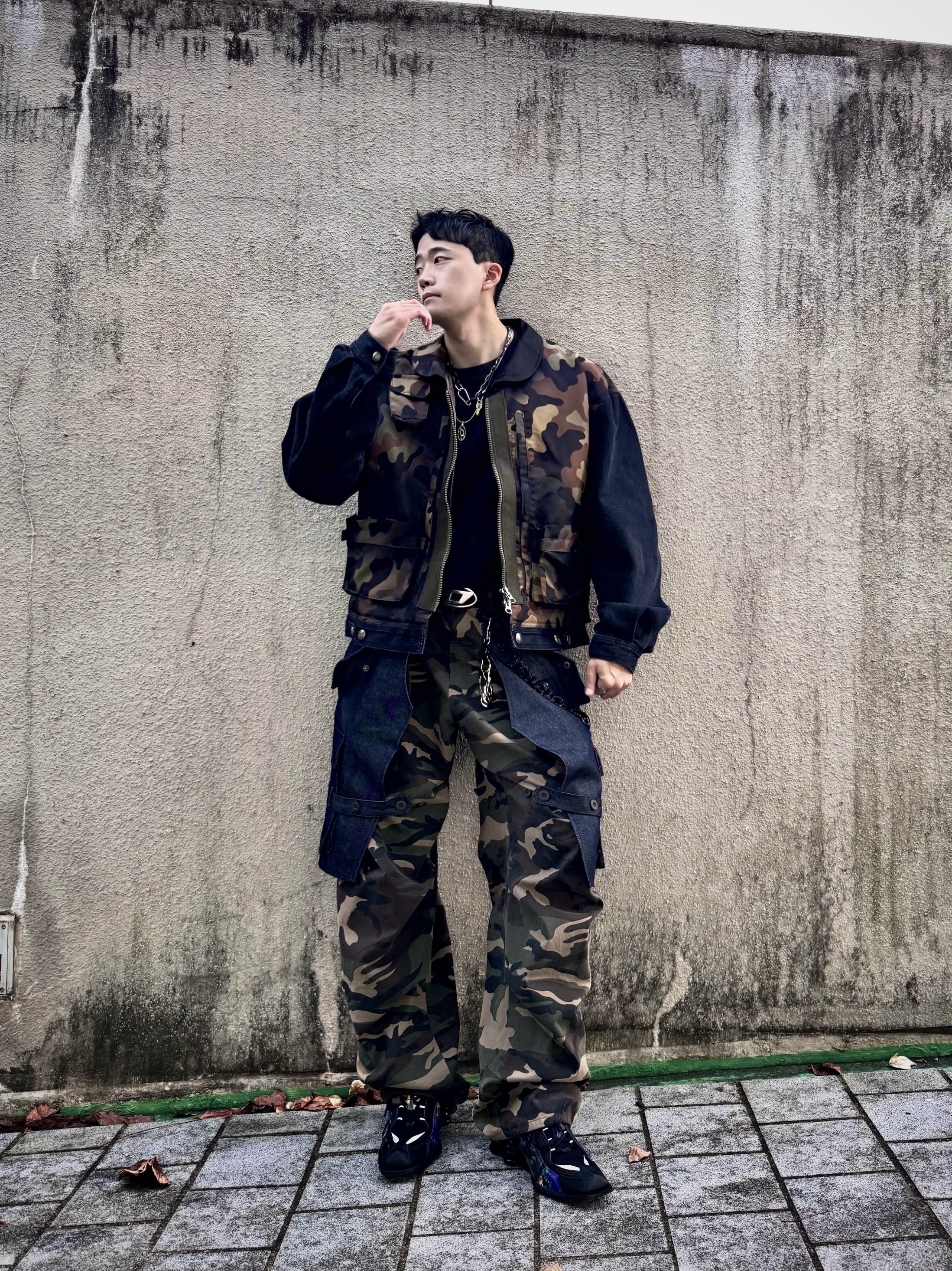 [KREAM 단독] ADSB Andersson Bell Camouflage Zip-Up Denim Jacket Black, [KREAM 단독] ADSB Andersson Bell Raptor Layered Cargo Pants Indigo Green 착용 스타일 - 1