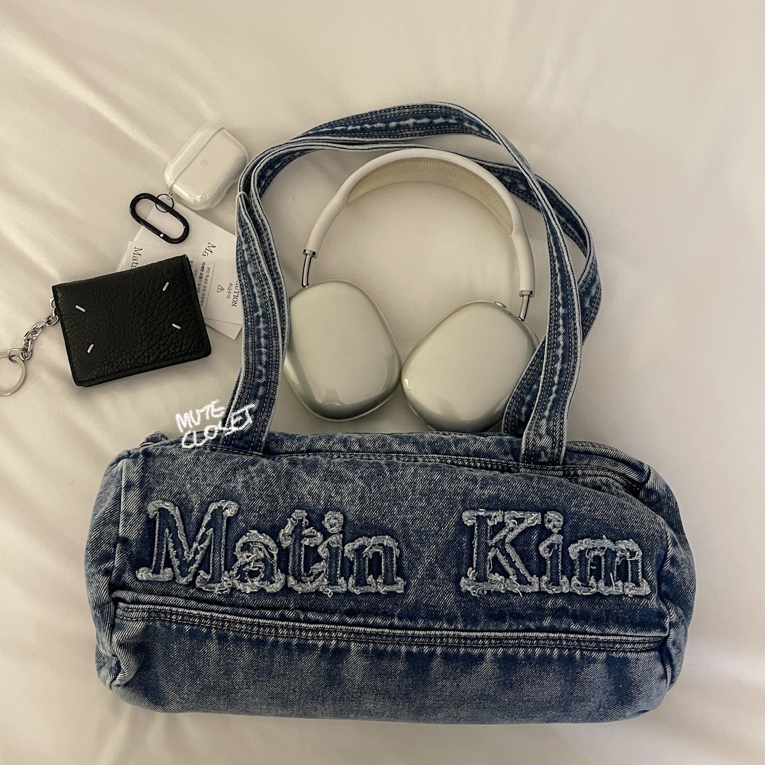 Matin Kim Logo Washed Denim Duffel Bag Blue, Apple AirPods Max Lightning Silver (Korean Ver.) 착용 스타일