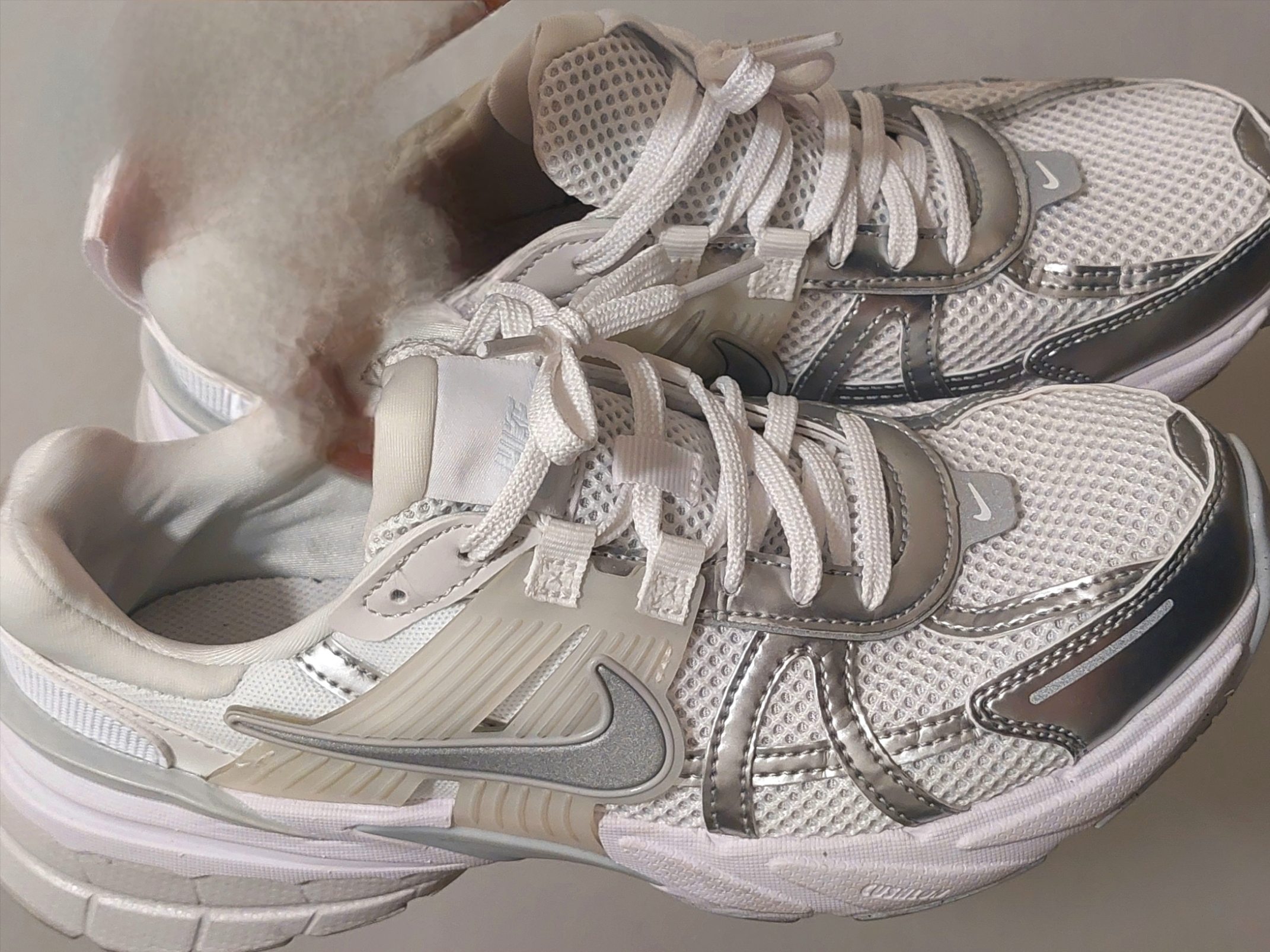 Nike V2K Run Metallic Silver White 착용 스타일