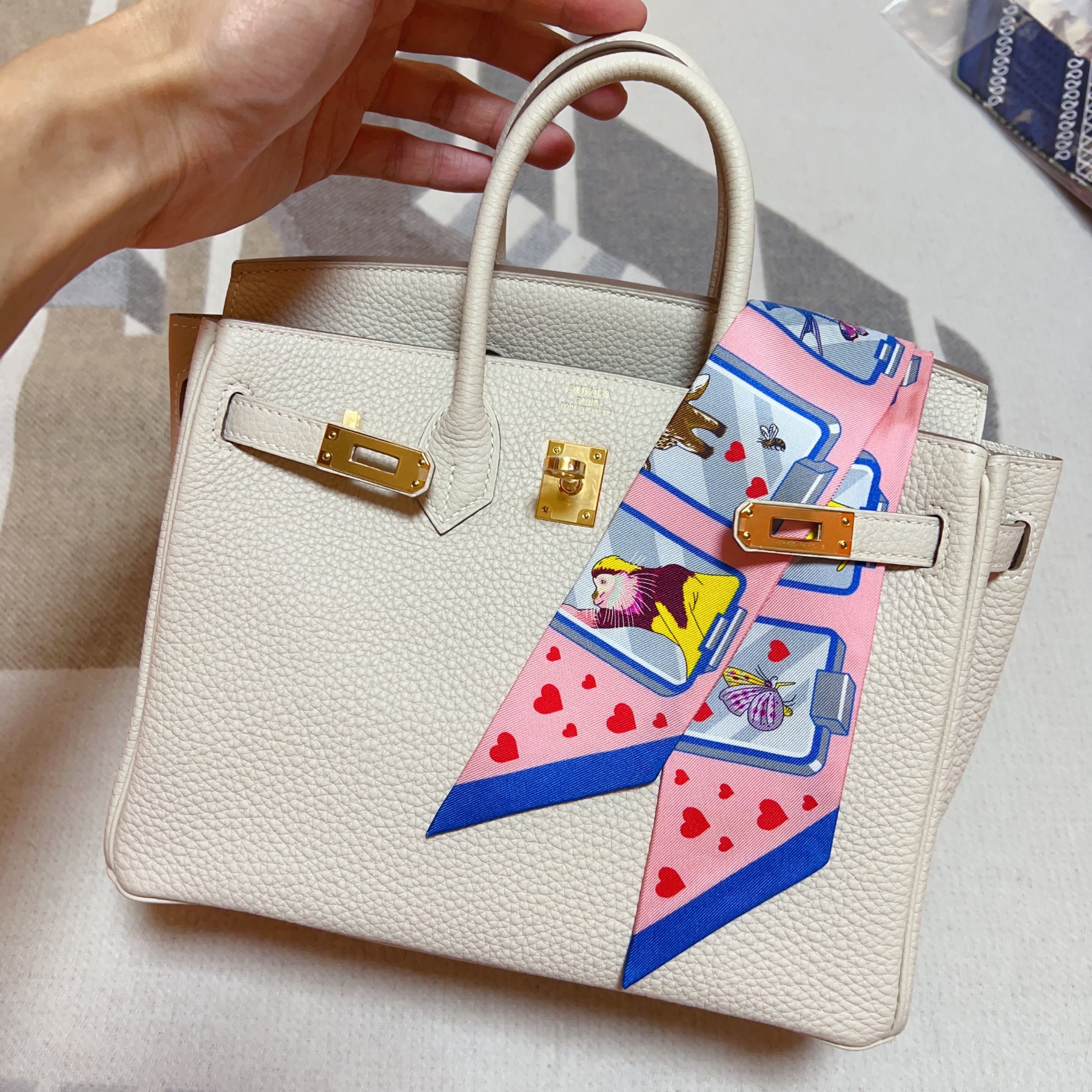 (W) Hermes Story Twilly Rose Bleu Jaune 착용 스타일 - 3