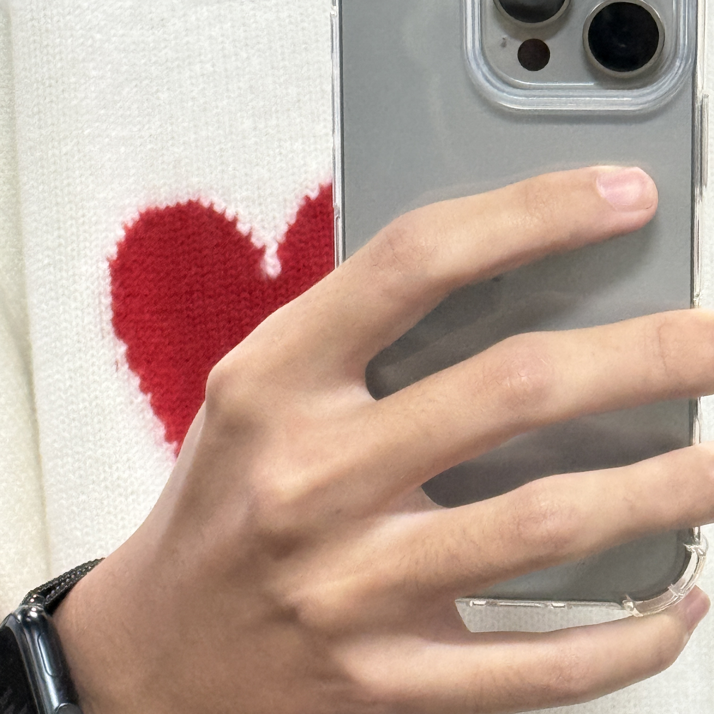 AMI de Coeur Oversize Intarsia Sweater Off White Red, Apple iPhone 16 Pro 128GB Natural Titanium (Korean Ver.) 착용 스타일