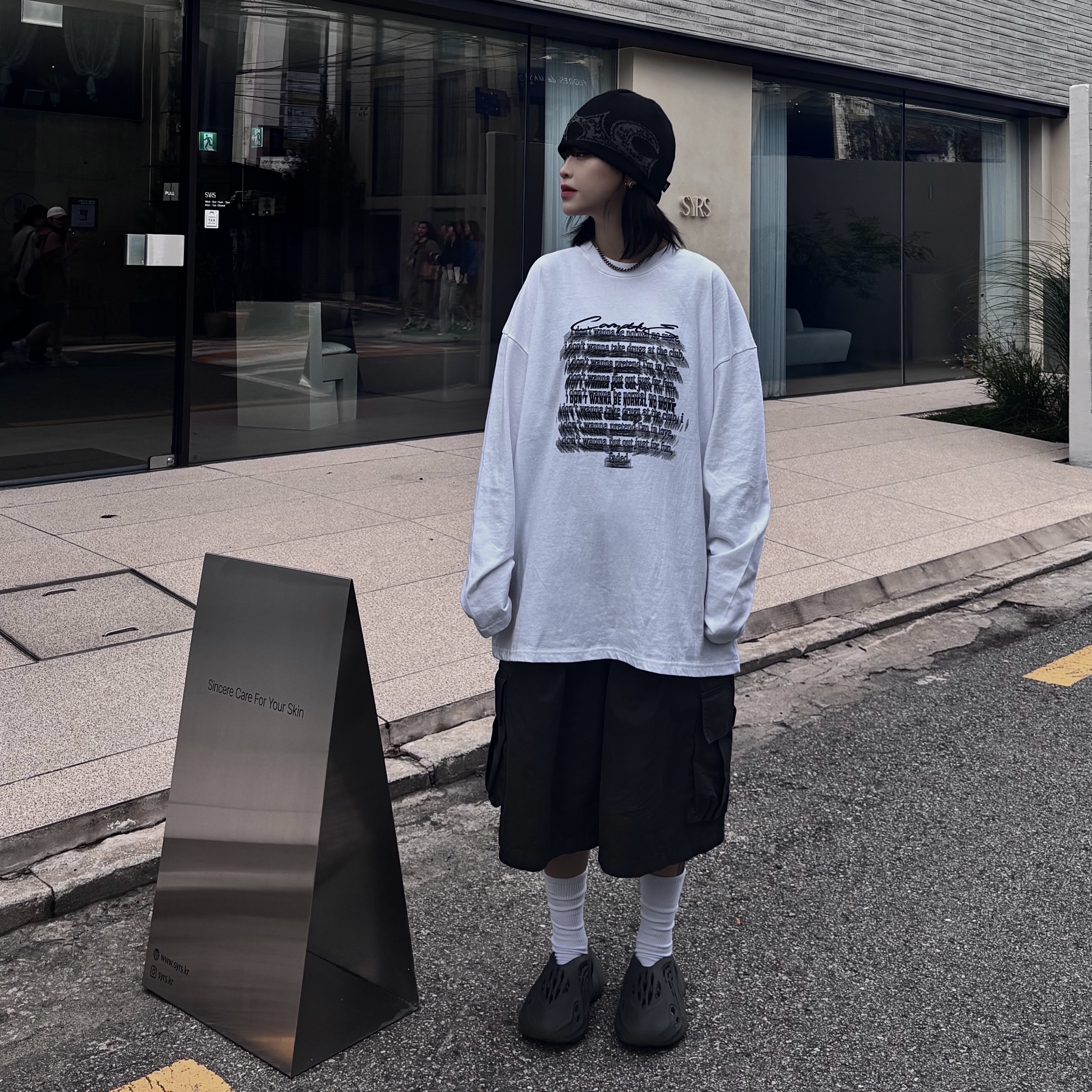 Adidas Yeezy Foam RNNR Carbon 착용 스타일 - 2