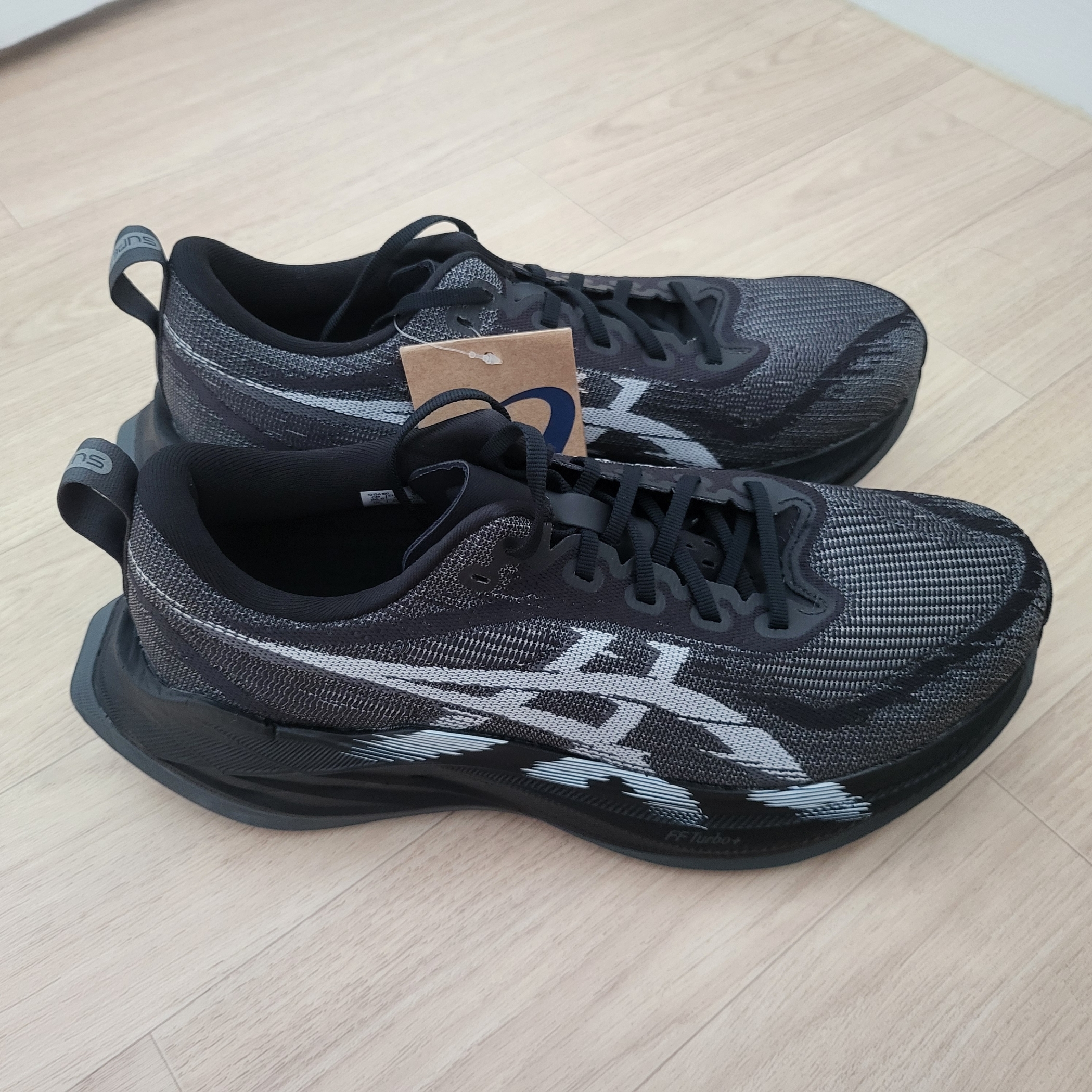 Asics Superblast 2 Black White 착용 스타일