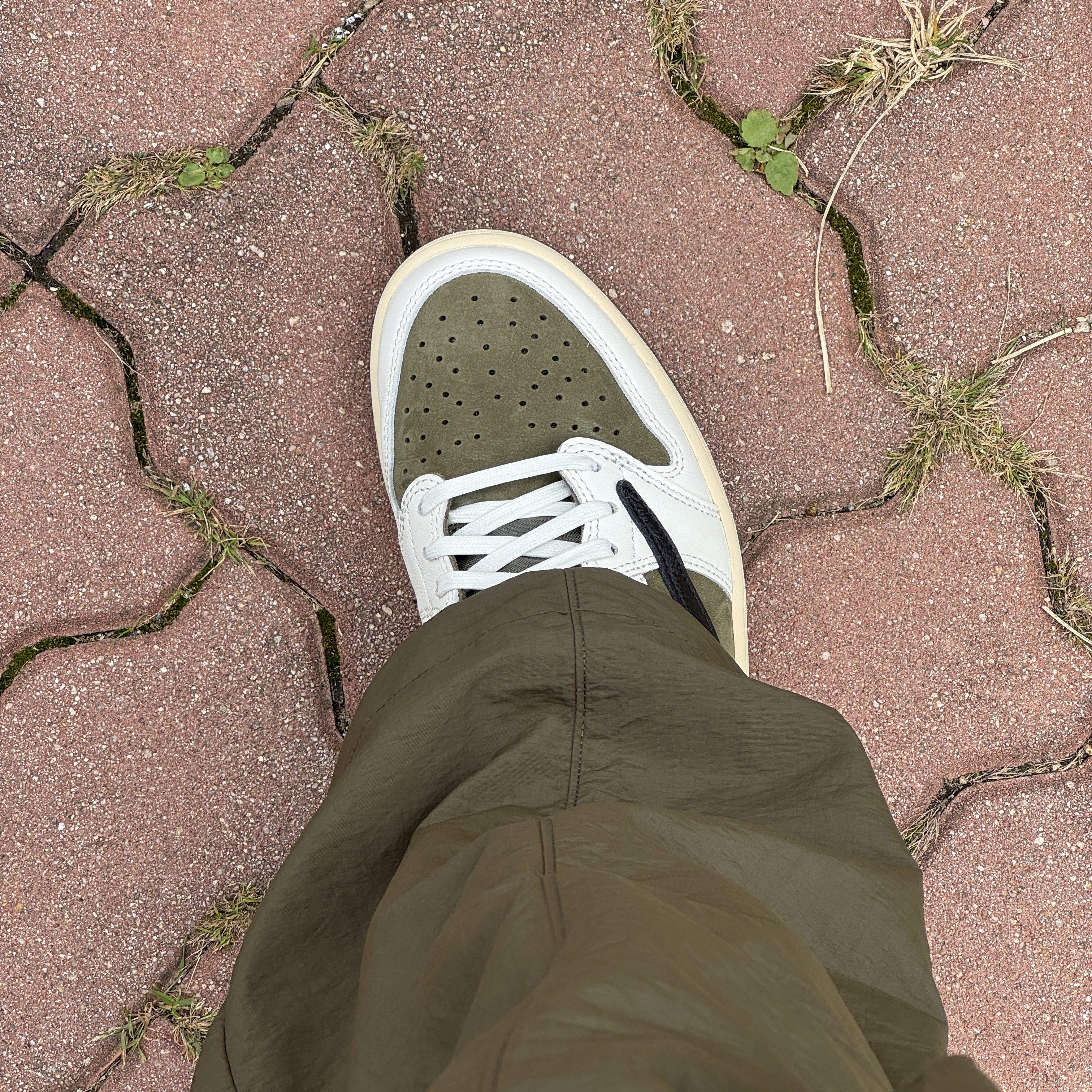 Jordan 1 x Travis Scott Retro Low OG SP Reverse Olive 착용 스타일