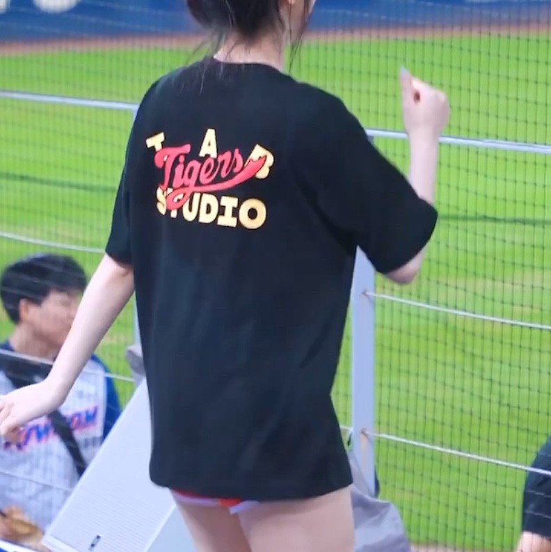 Kia Tigers x IAB Studio Double Logo T-Shirt Black 착용 스타일 - 2