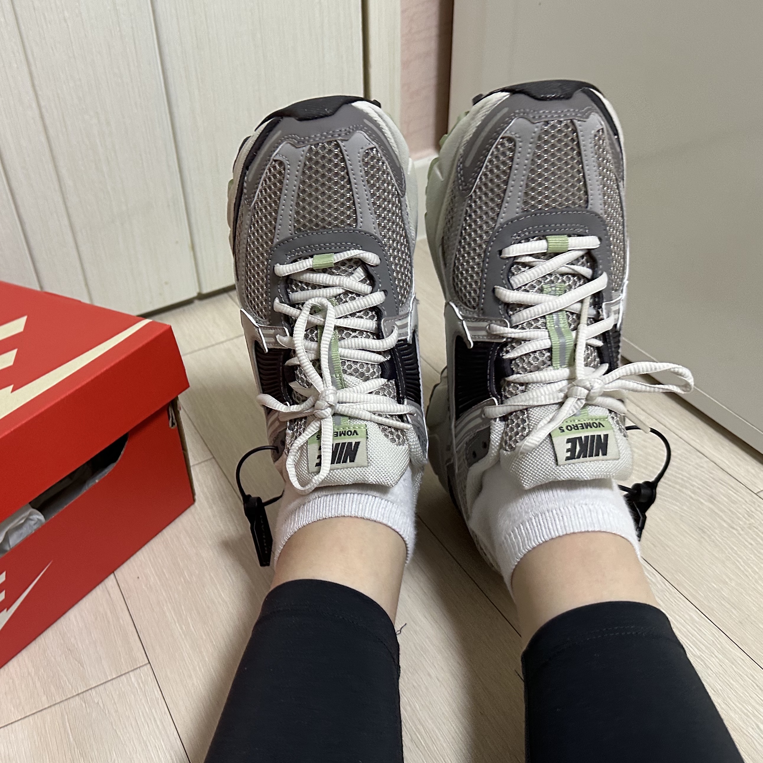 (W) Nike Zoom Vomero 5 Cobblestone and Flat Pewter 착용 스타일 - 2