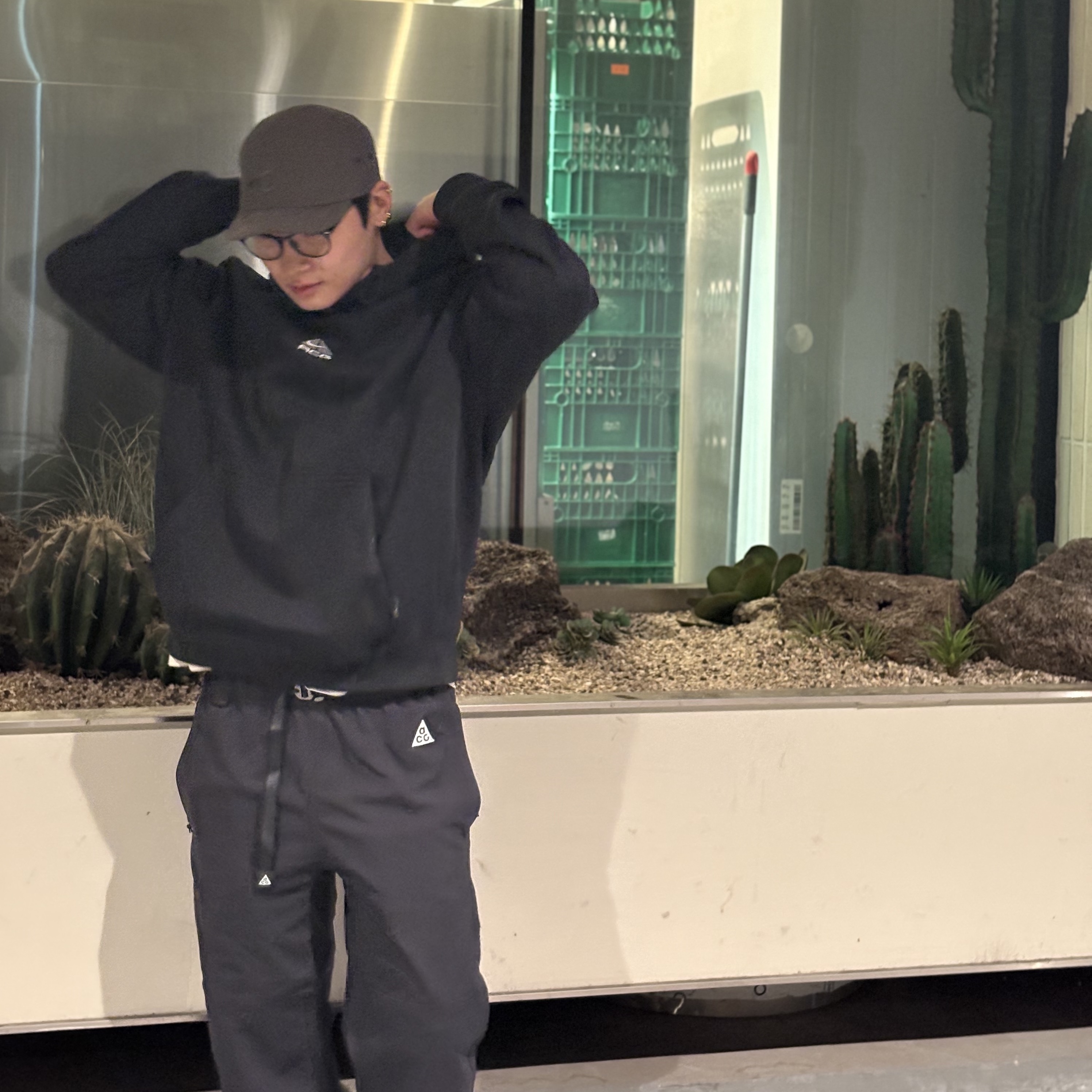 Nike ACG Therma-Fit Fleece Pullover Hoodie Black Anthracite - Asia, Nike ACG Trail Pants Black Anthracite - Asia 착용 스타일 - 1