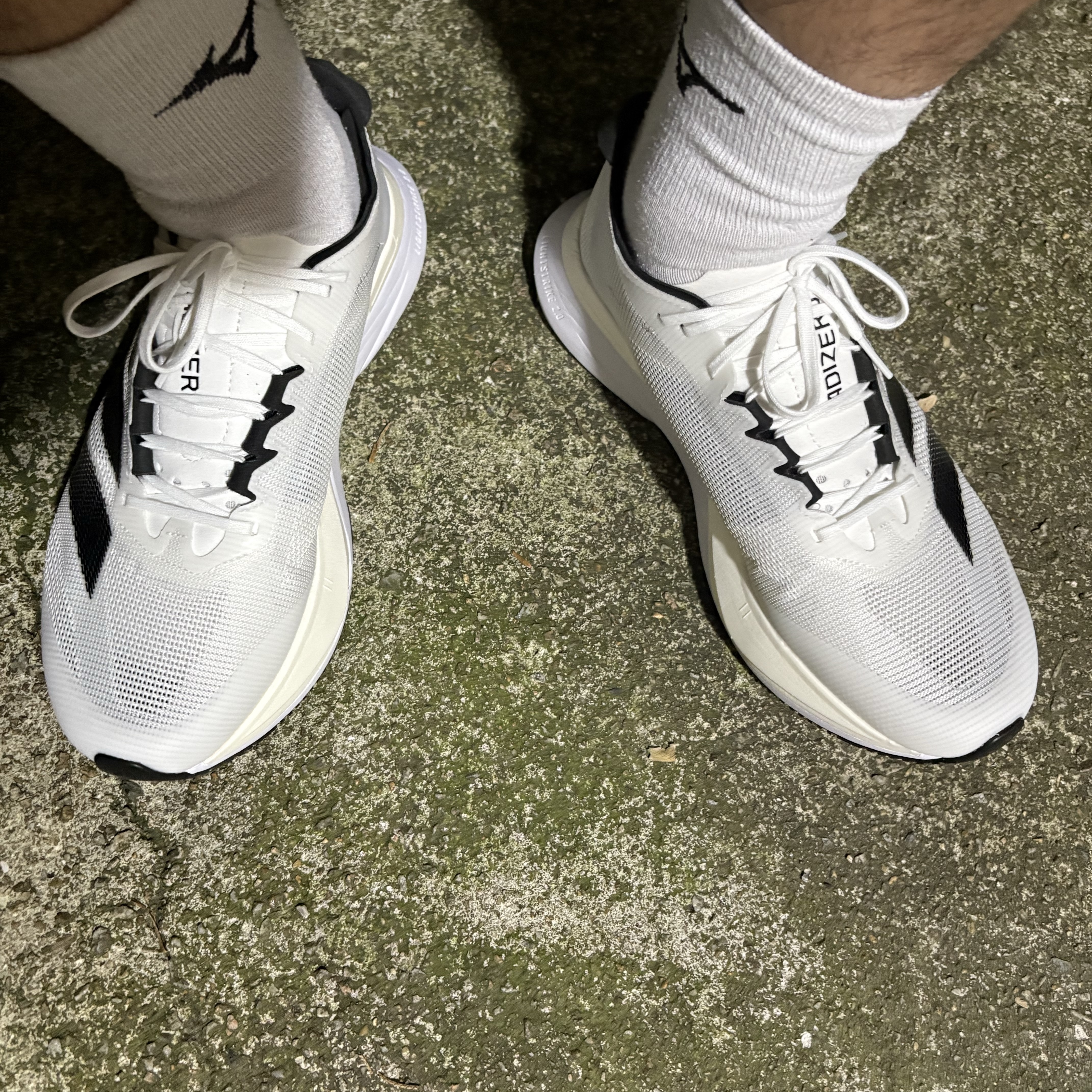 Adidas Adizero Boston 12 Cloud White Core Black Night Metallic 착용 스타일