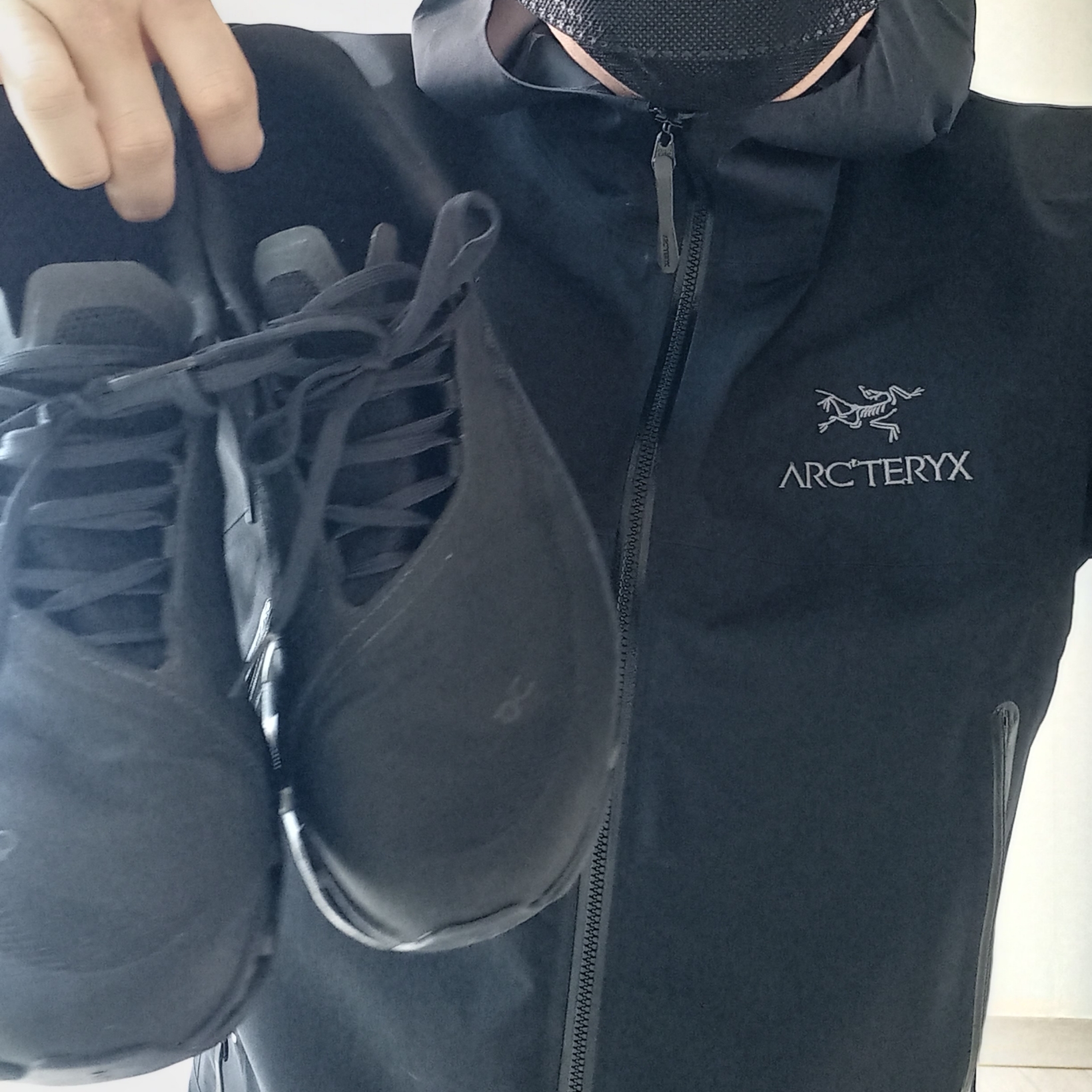 On Running x Post Archive Faction (Paf) Cloudmonster 2 Black Magnet, Arc'teryx Beta Jacket Black 착용 스타일 - 4