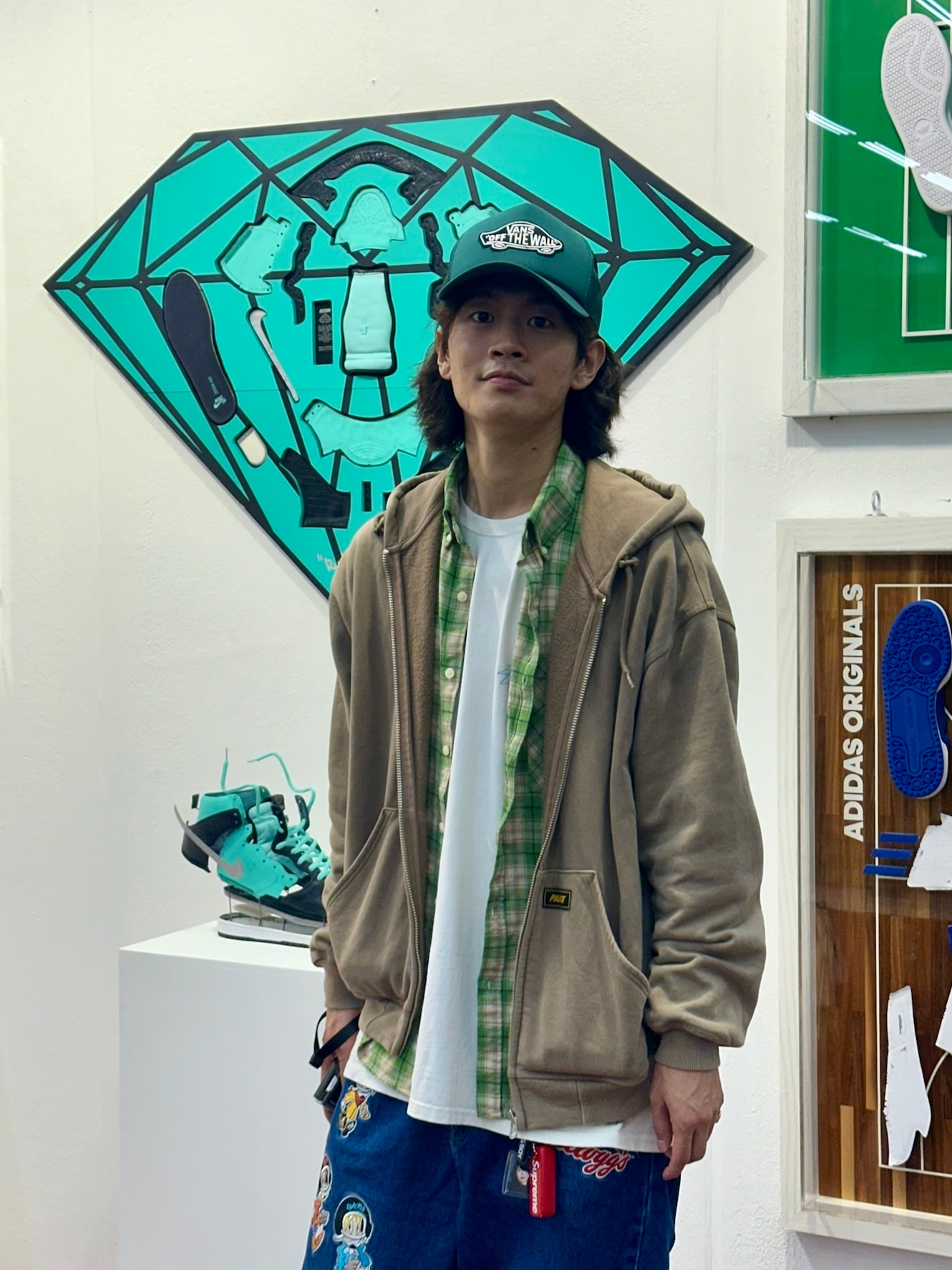 Palace Triple Stitch Zip Hood Pigment Brown - 24FW, Supreme Floating Keychain Red - 23FW 착용 스타일