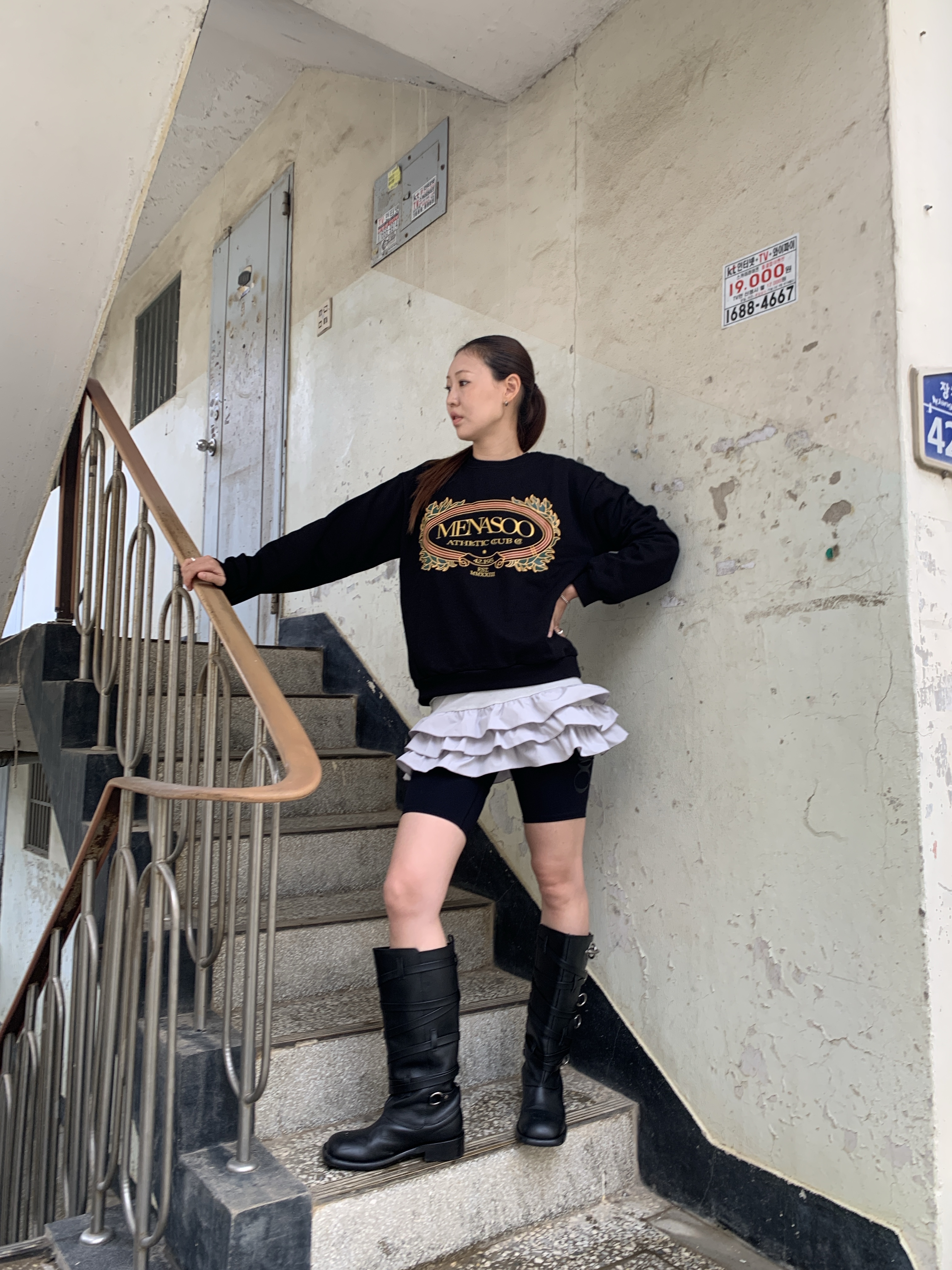 Menasoo Heritage Cotton Sweatshirt Black 착용 스타일 - 2