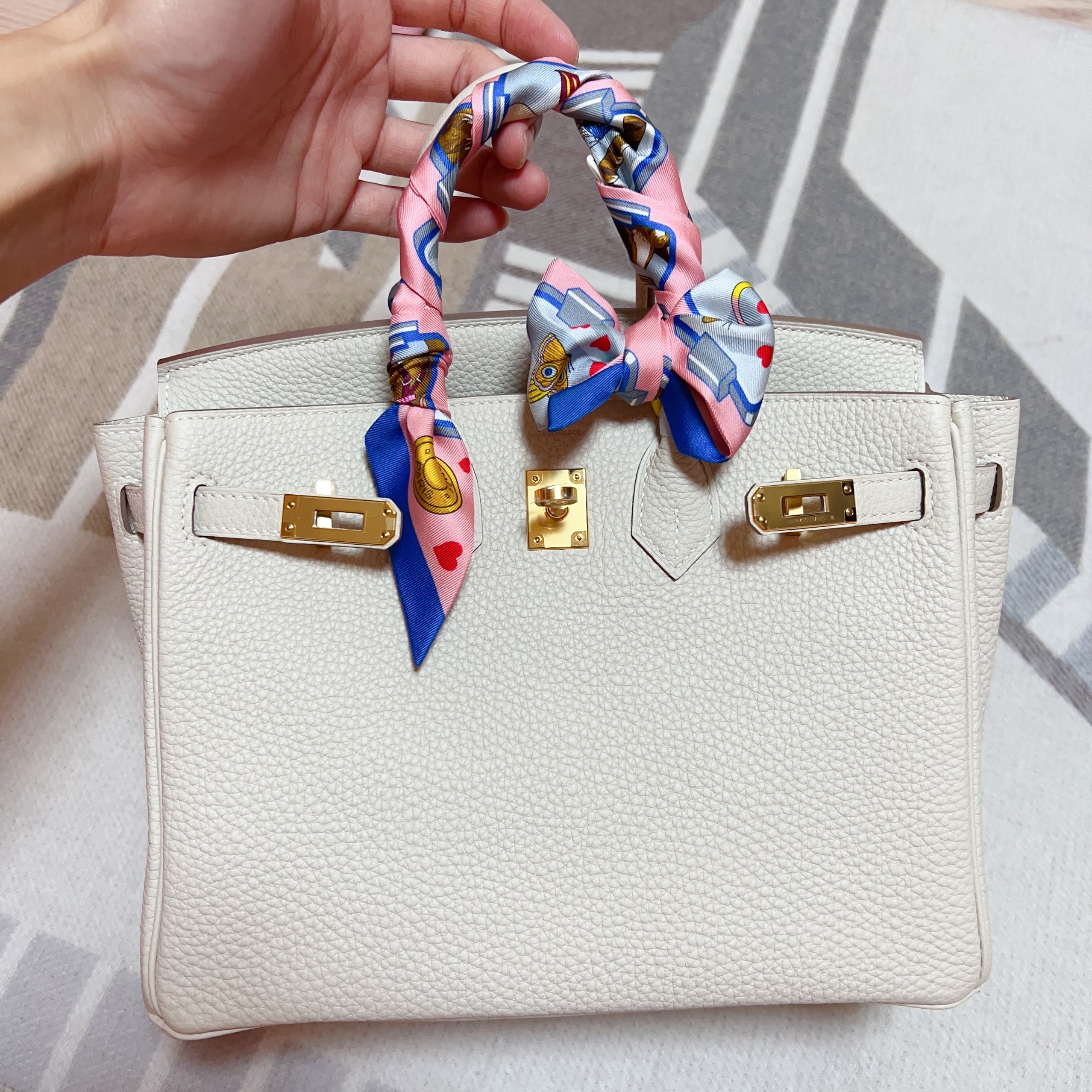 (W) Hermes Story Twilly Rose Bleu Jaune 착용 스타일 - 4