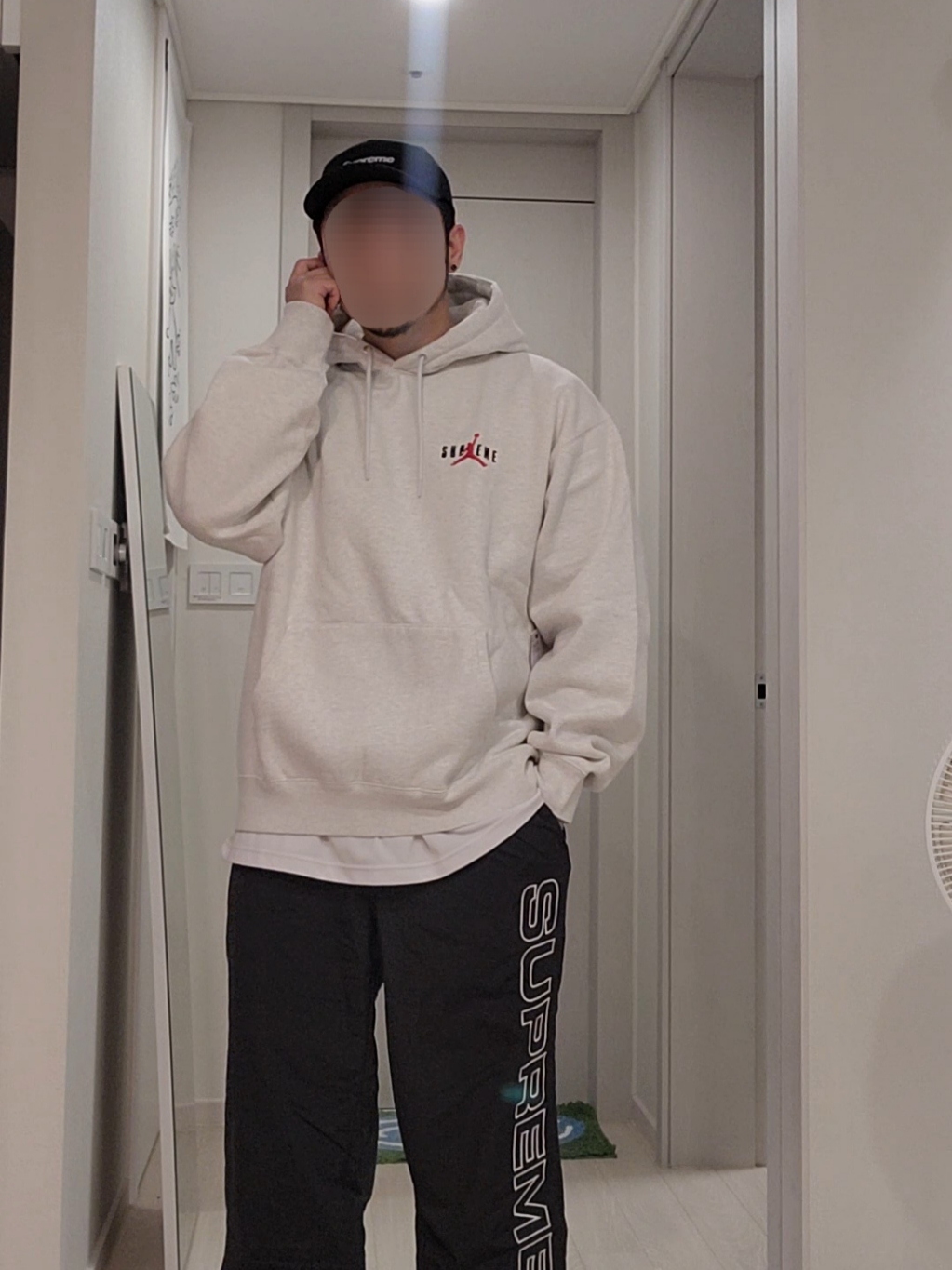 Supreme x Jordan Hooded Sweatshirt Ash Grey - 24FW, Supreme Spellout Embroidered Track Pant Black - 24FW 착용 스타일 - 2