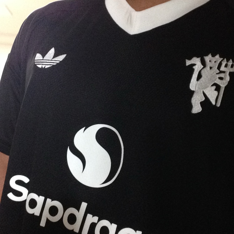 Adidas Manchester United 2024/25 Third Goalkeeper Jersey Black - US Sizing 착용 스타일