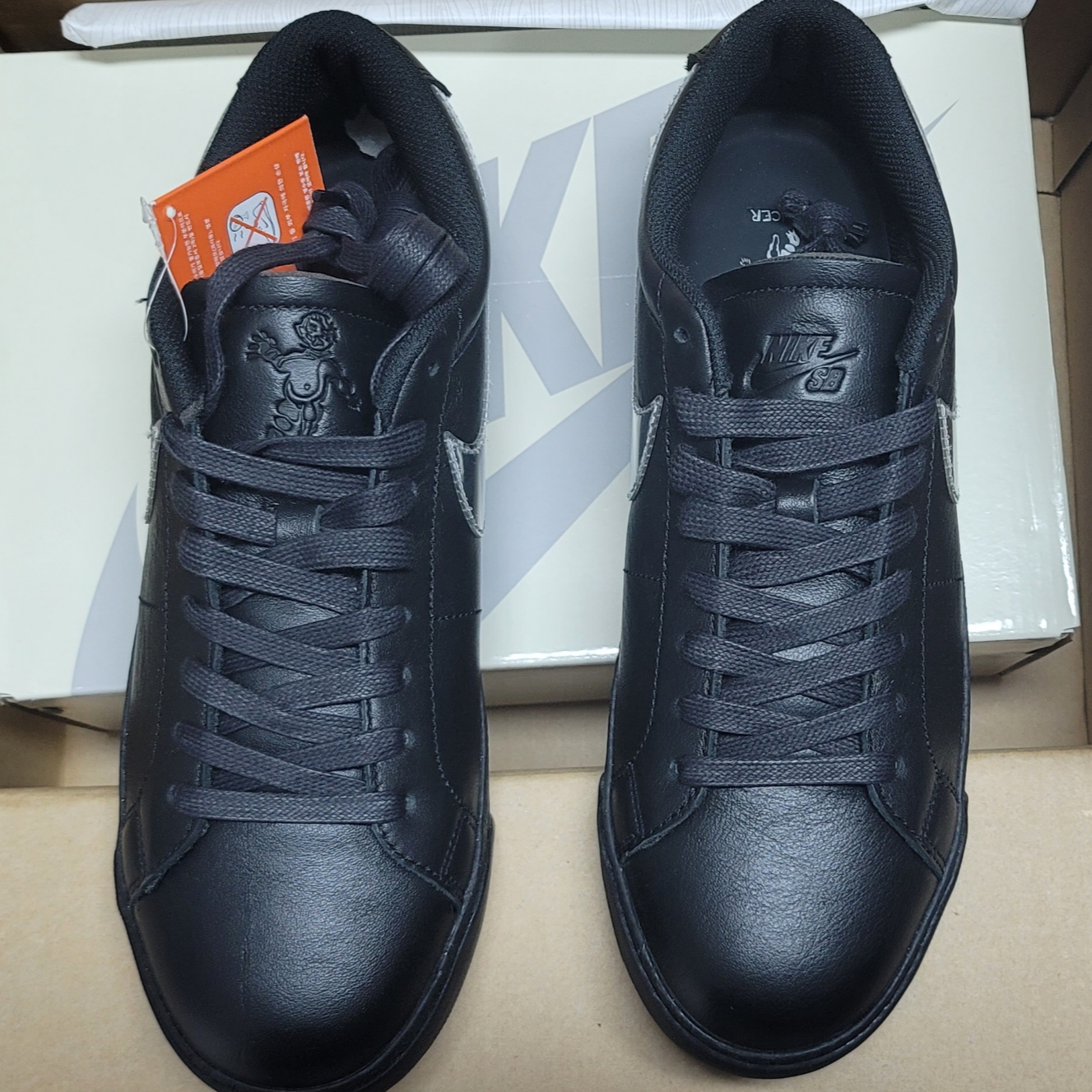 Nike x Dancer Skateboards SB Zoom Blazer Low Black and Metallic Silver 착용 스타일 - 2