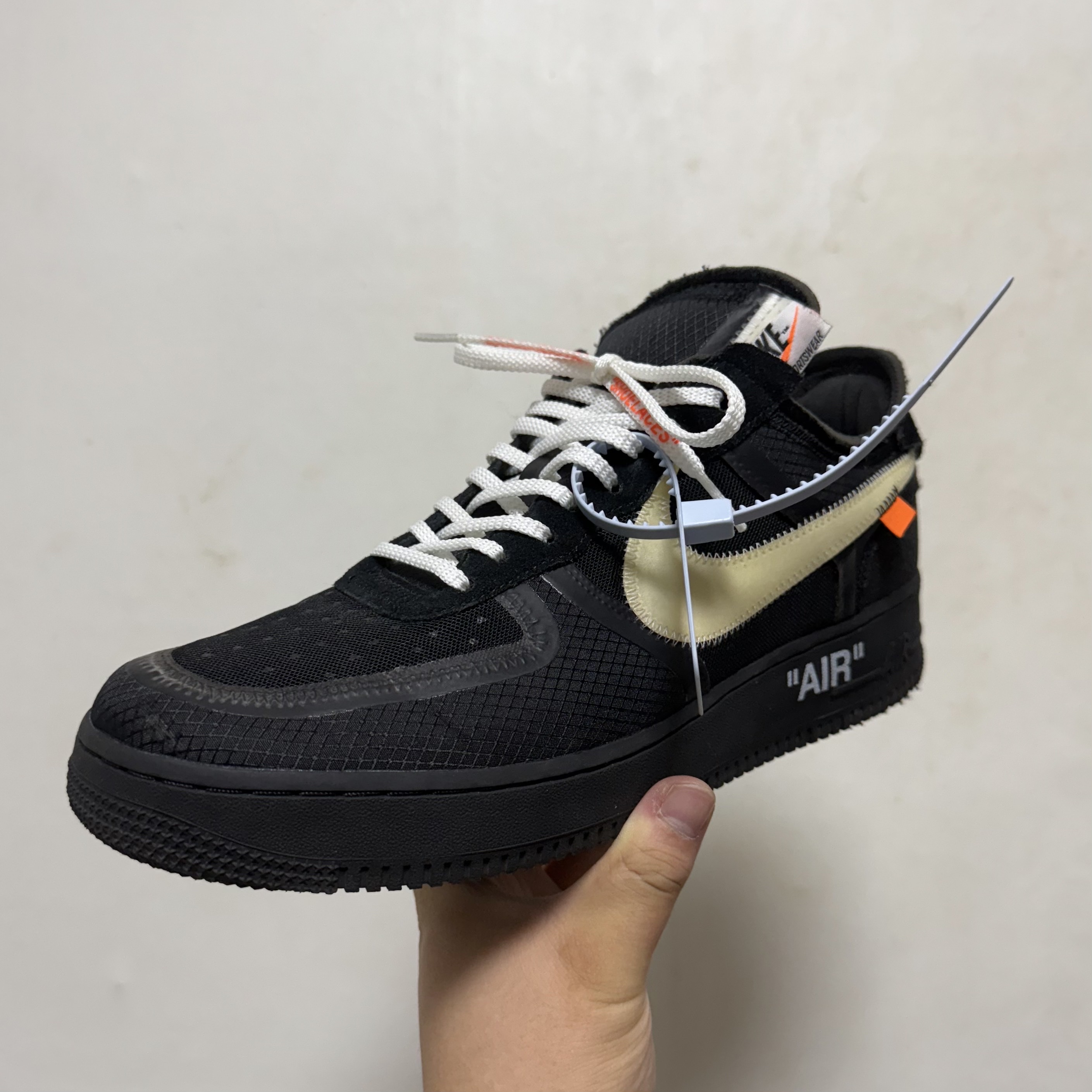 Nike x Off-White Air Force 1 Low Black White 착용 스타일 - 1