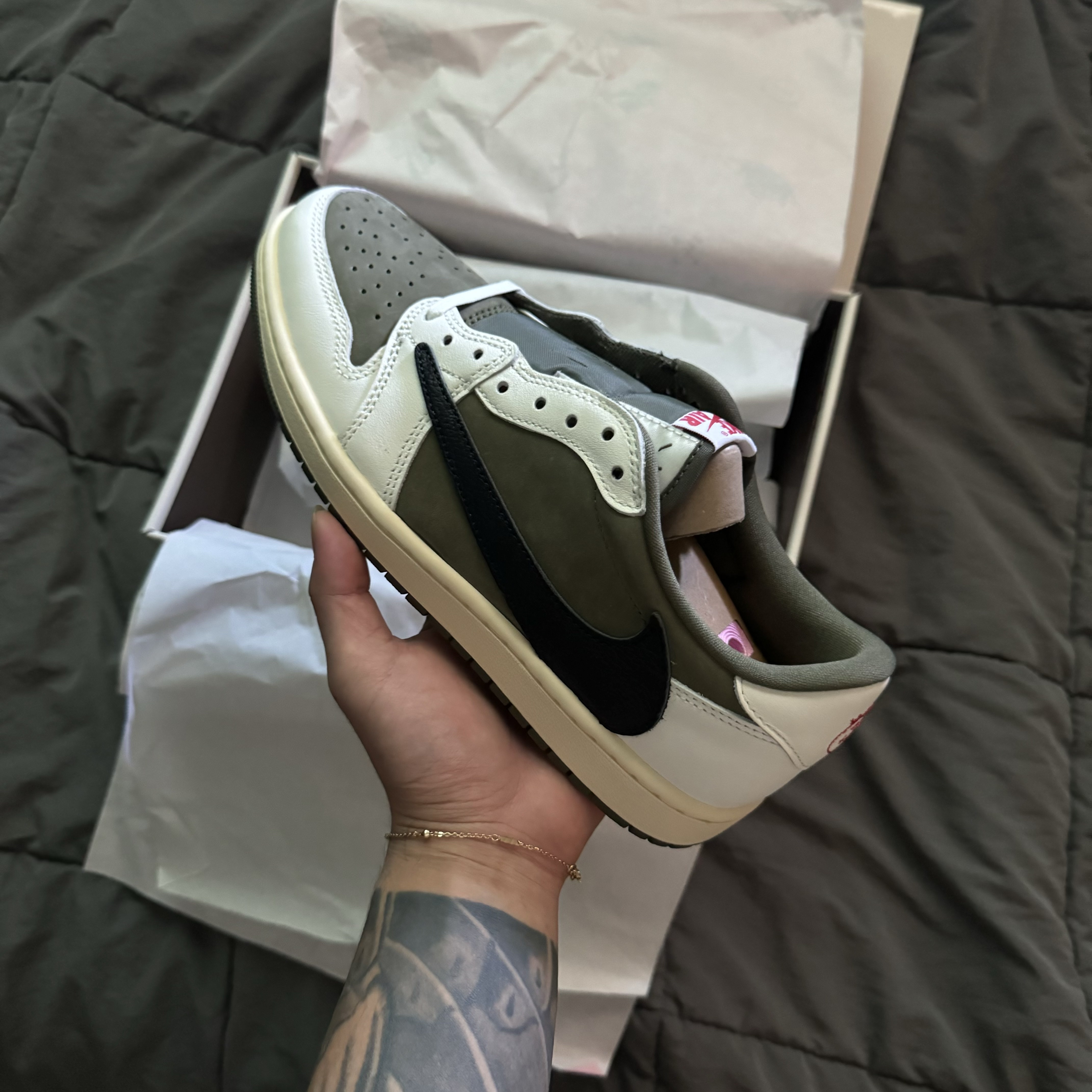 Jordan 1 x Travis Scott Retro Low OG SP Reverse Olive 착용 스타일