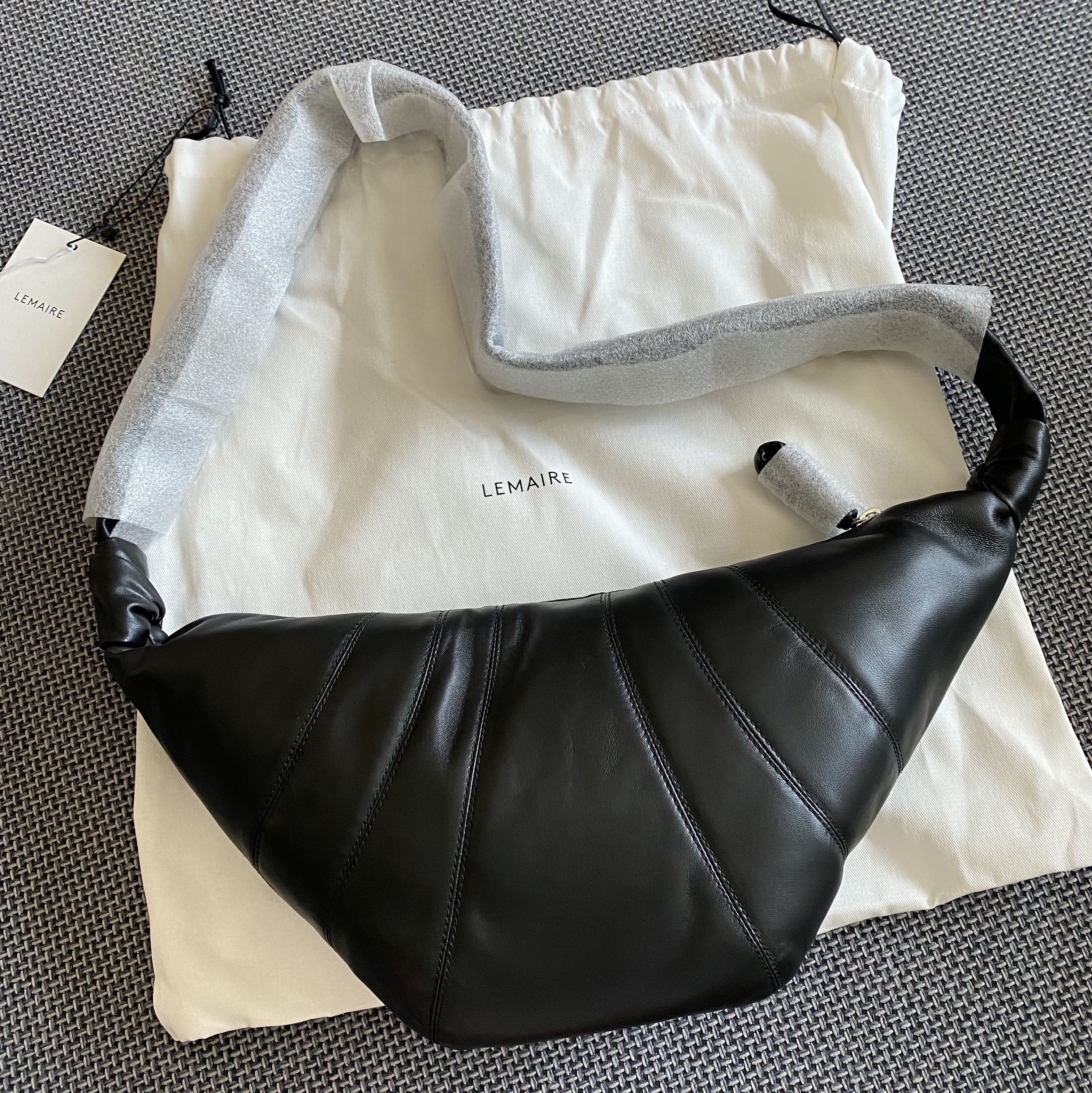 Lemaire Medium Croissant Bag Soft Nappa Leather Black 착용 스타일